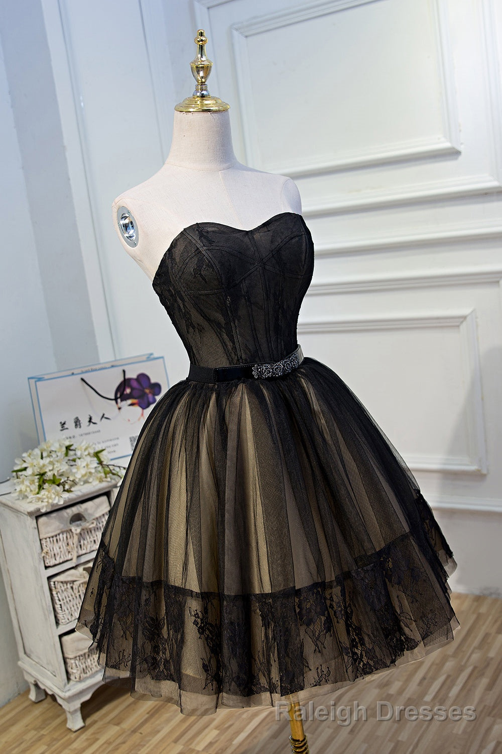 Elegant Black Strapless Lace Up Ball Gown Tulle Homecoming Dresses Secondary image