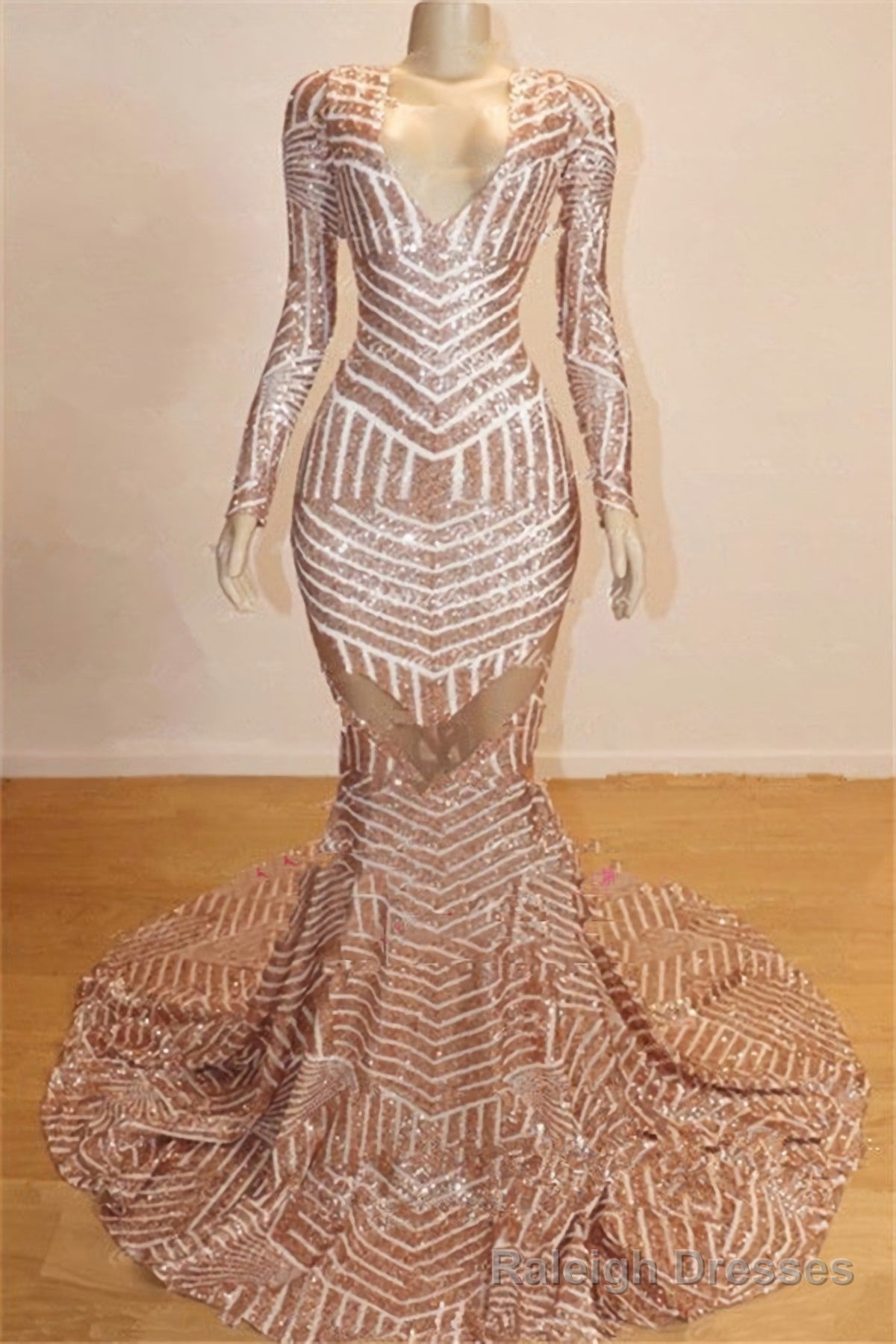 Charming Long Sleeves V Neck Backless Pink Lace 2026 Prom Dresses Secondary image