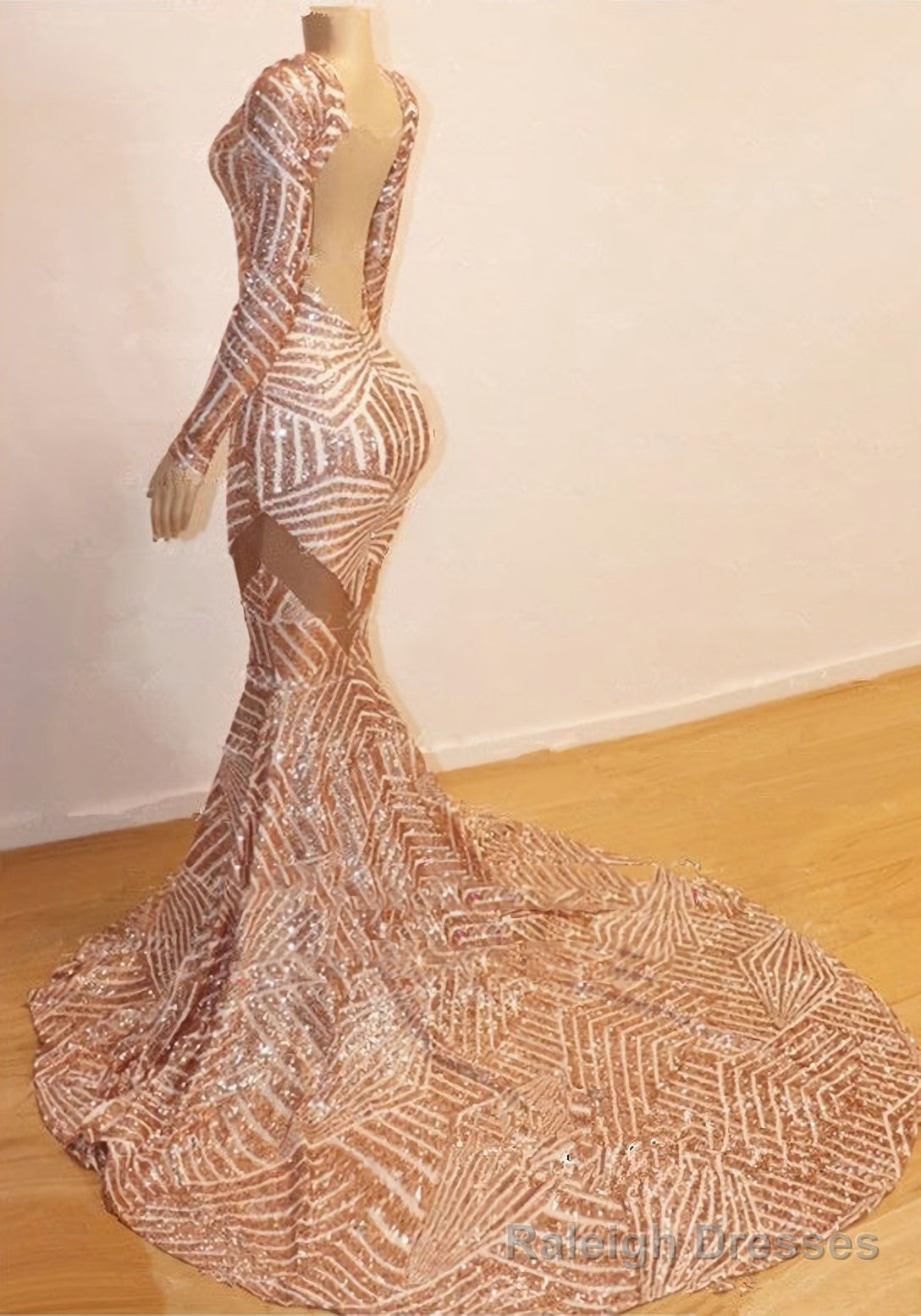 Charming Long Sleeves V Neck Backless Pink Lace 2025 Prom Dresses Main image