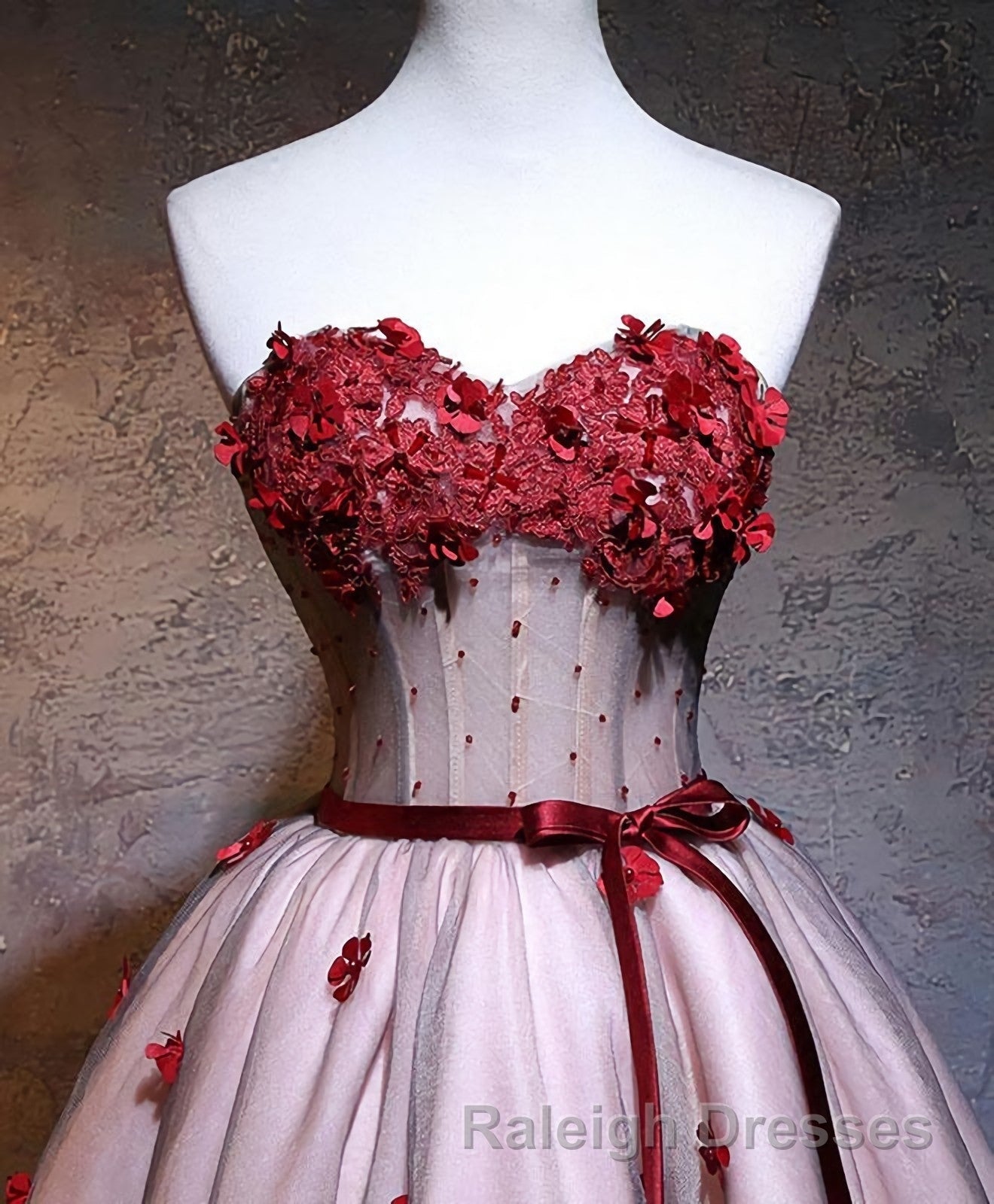 Red Sweetheart Neck Lace Short Prom Dresses