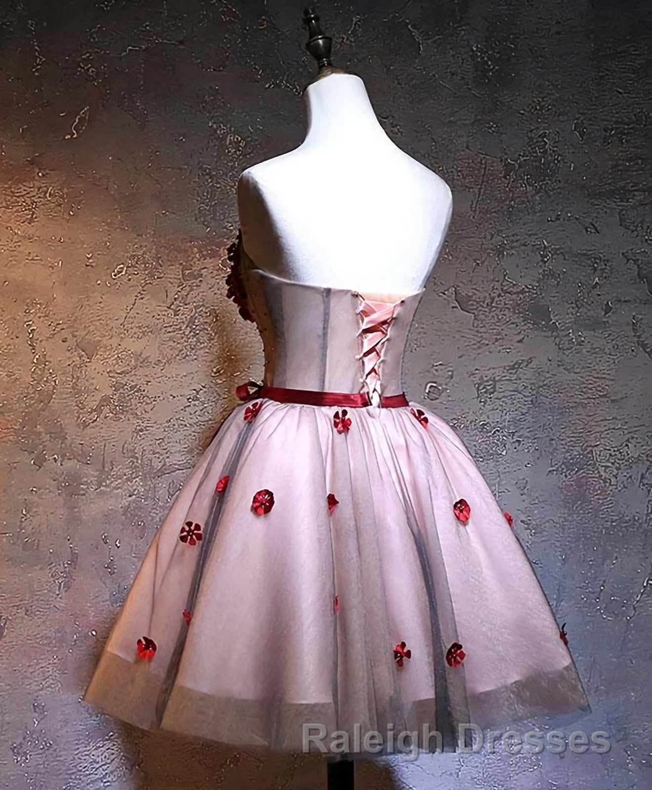 Red Sweetheart Neck Lace Short Prom Dress