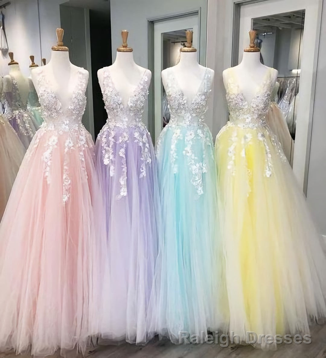 F0187 Floor Length Tulle V Neck Prom Dresses With Appliques Main image