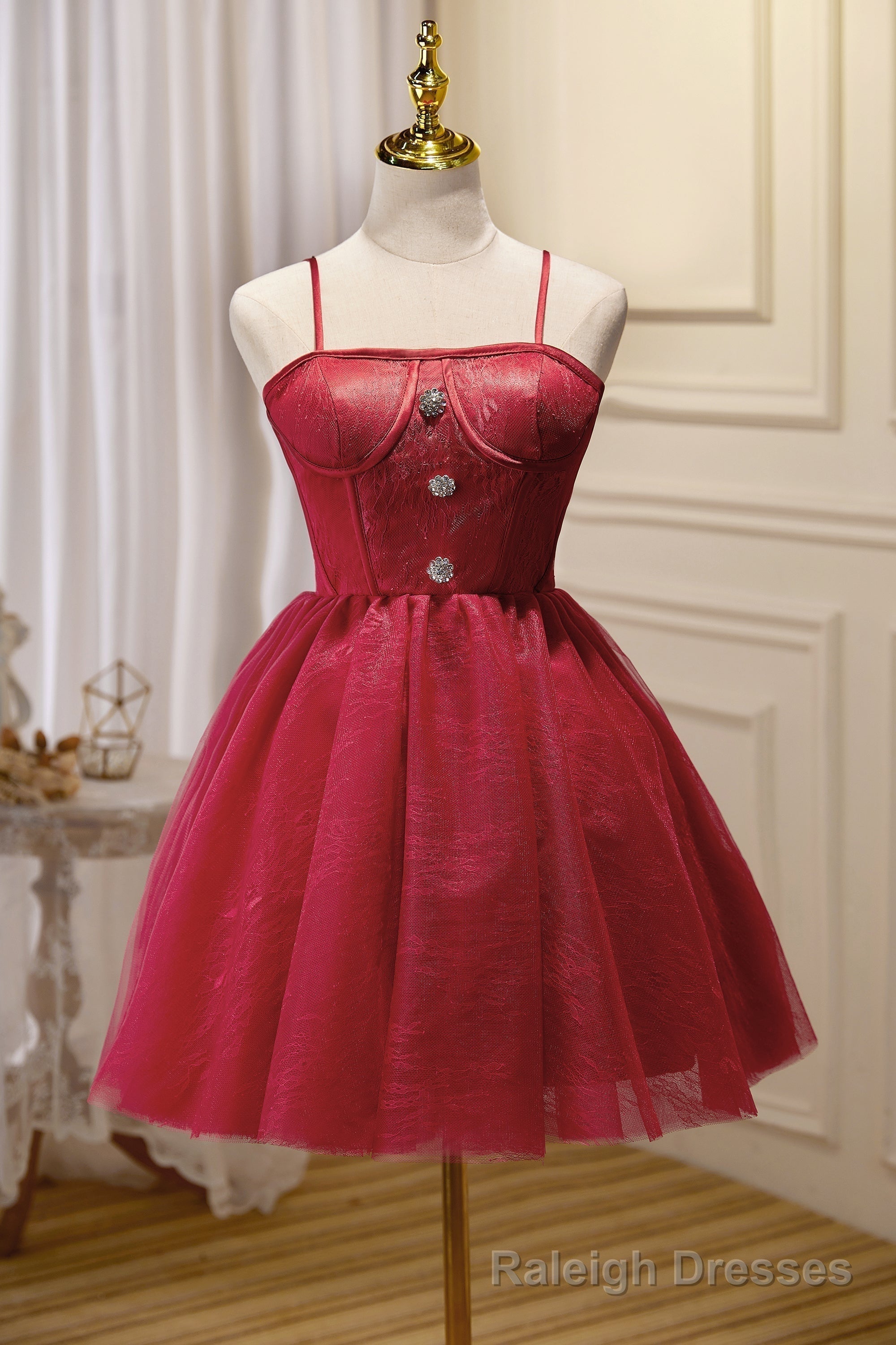 Chic Burgundy Spaghetti Straps Lace Tulle Short Homecoming Dresses Main image