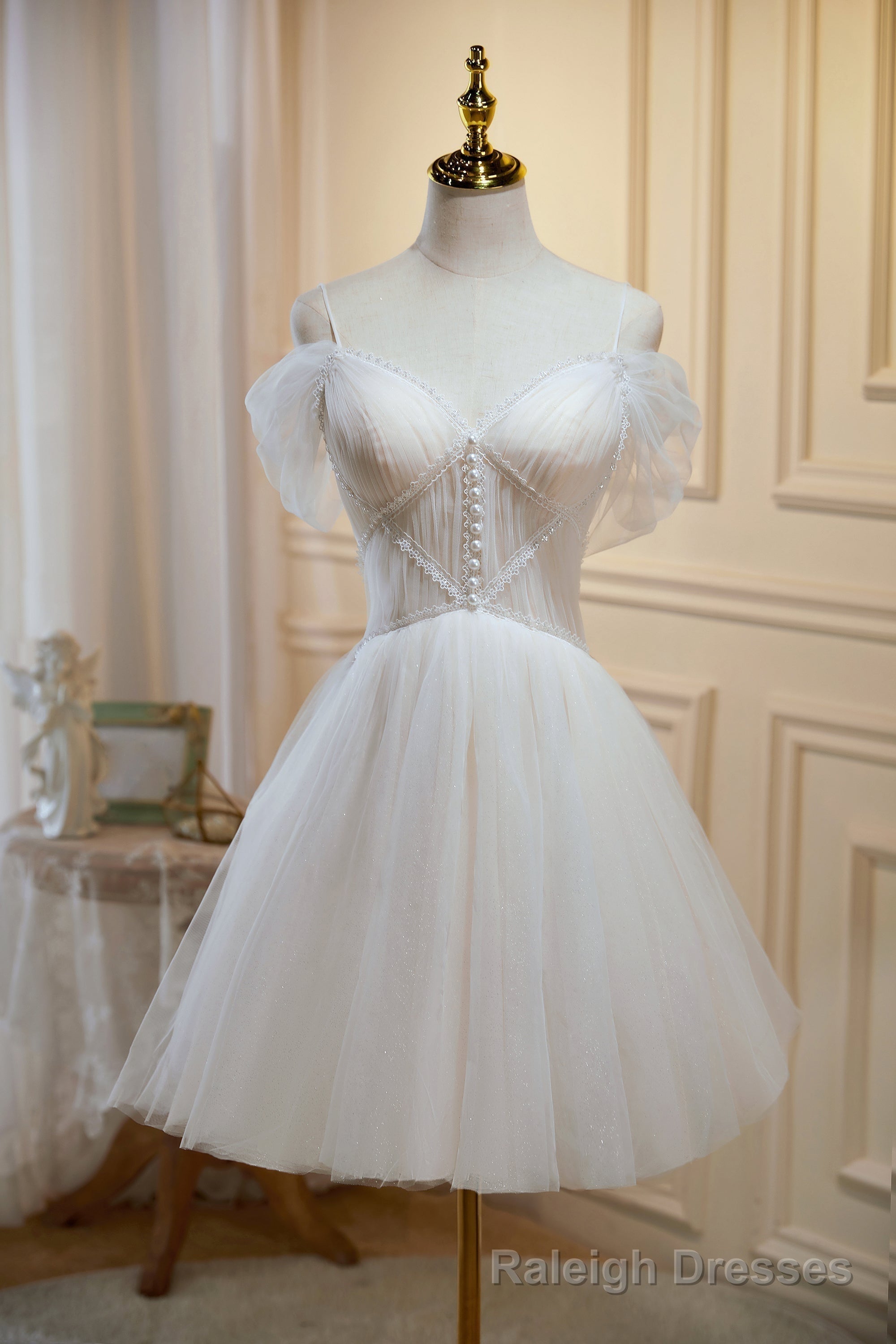 Cute Spaghetti Straps V Neck Tulle Short Homecoming Dresses Main image