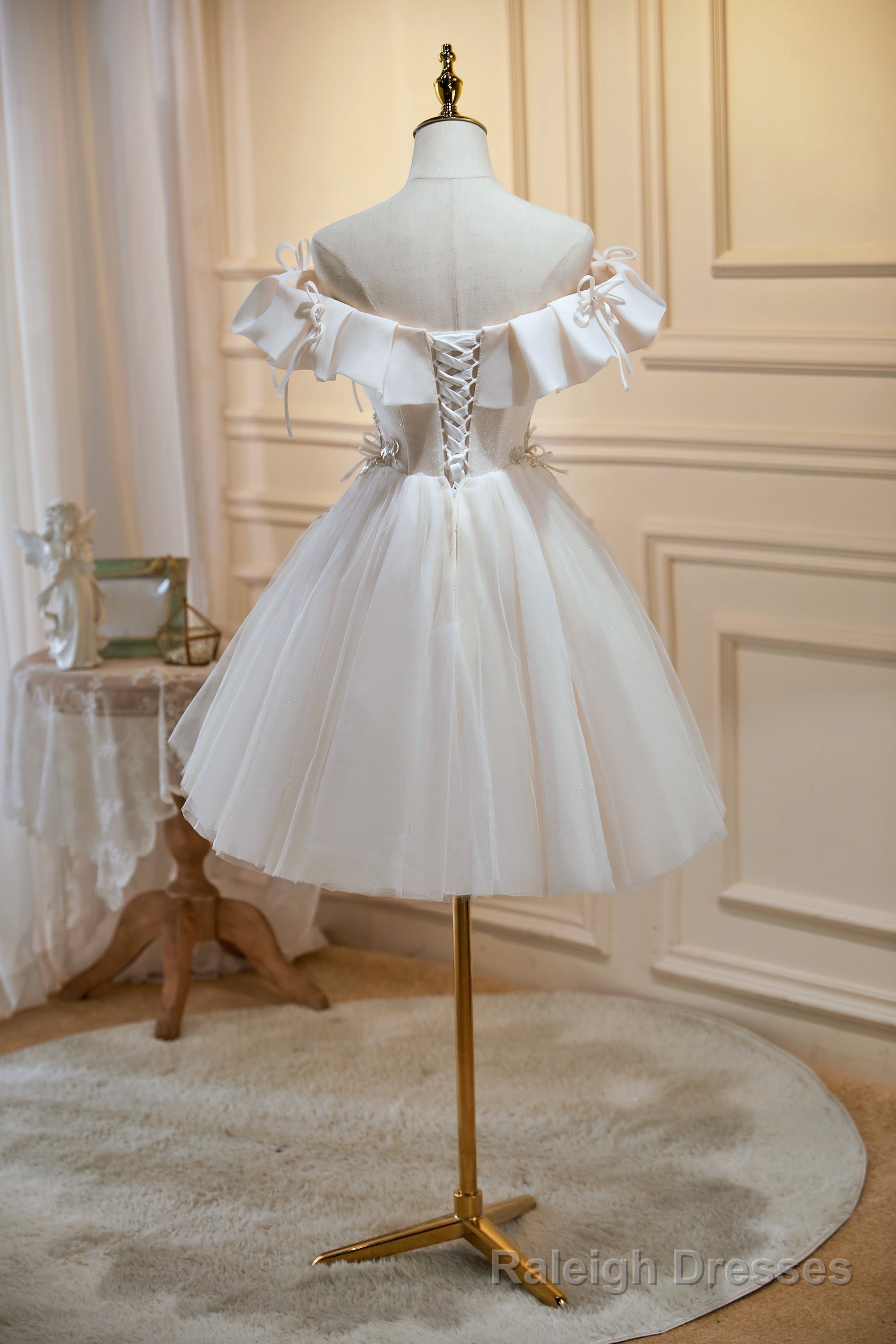 Chic Off The Shoulder V Neck Tulle Short Homecoming Dresses Main image