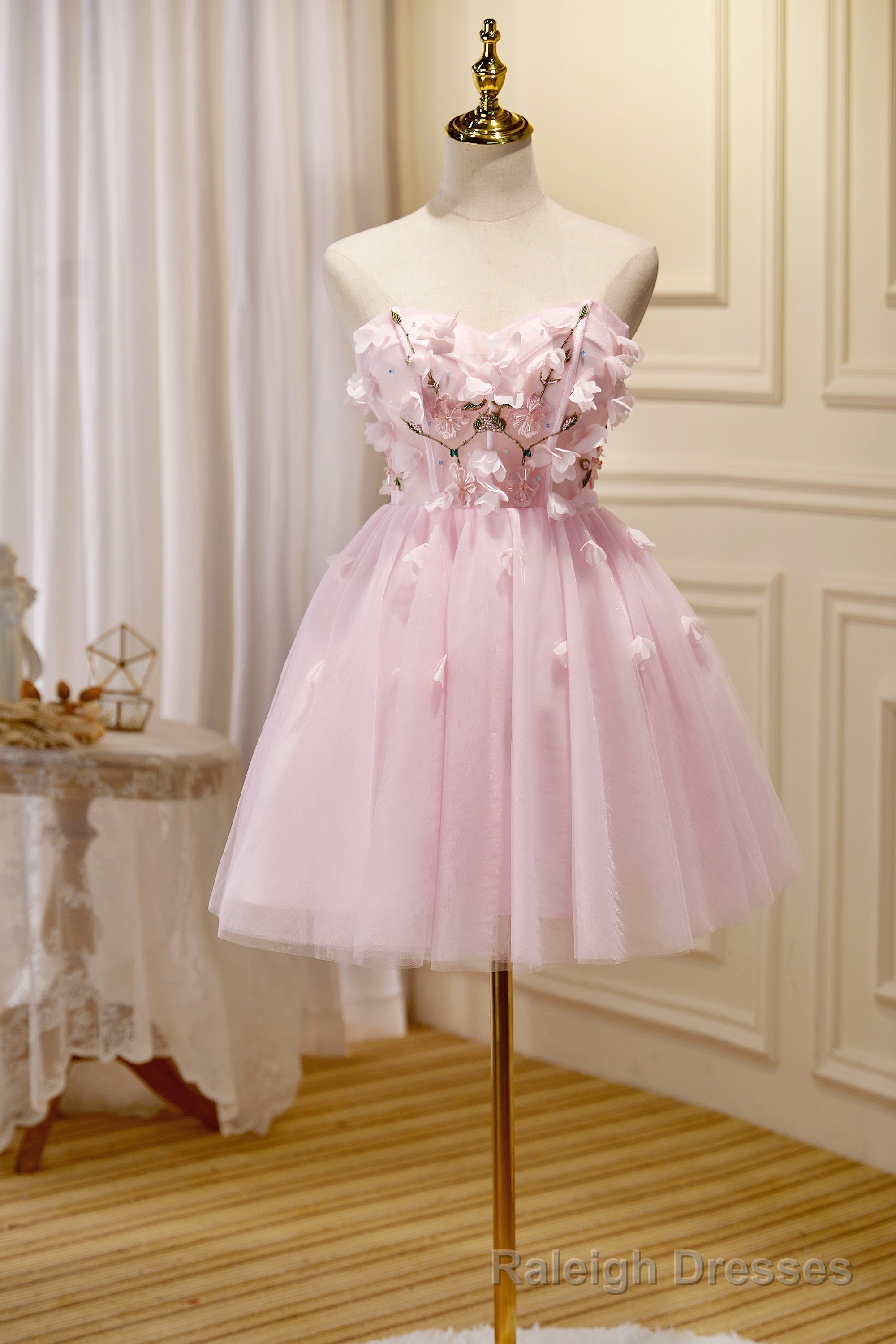 Cute Pink Strapless Sweetheart Appliques Tulle Short Homecoming Dresses Main image