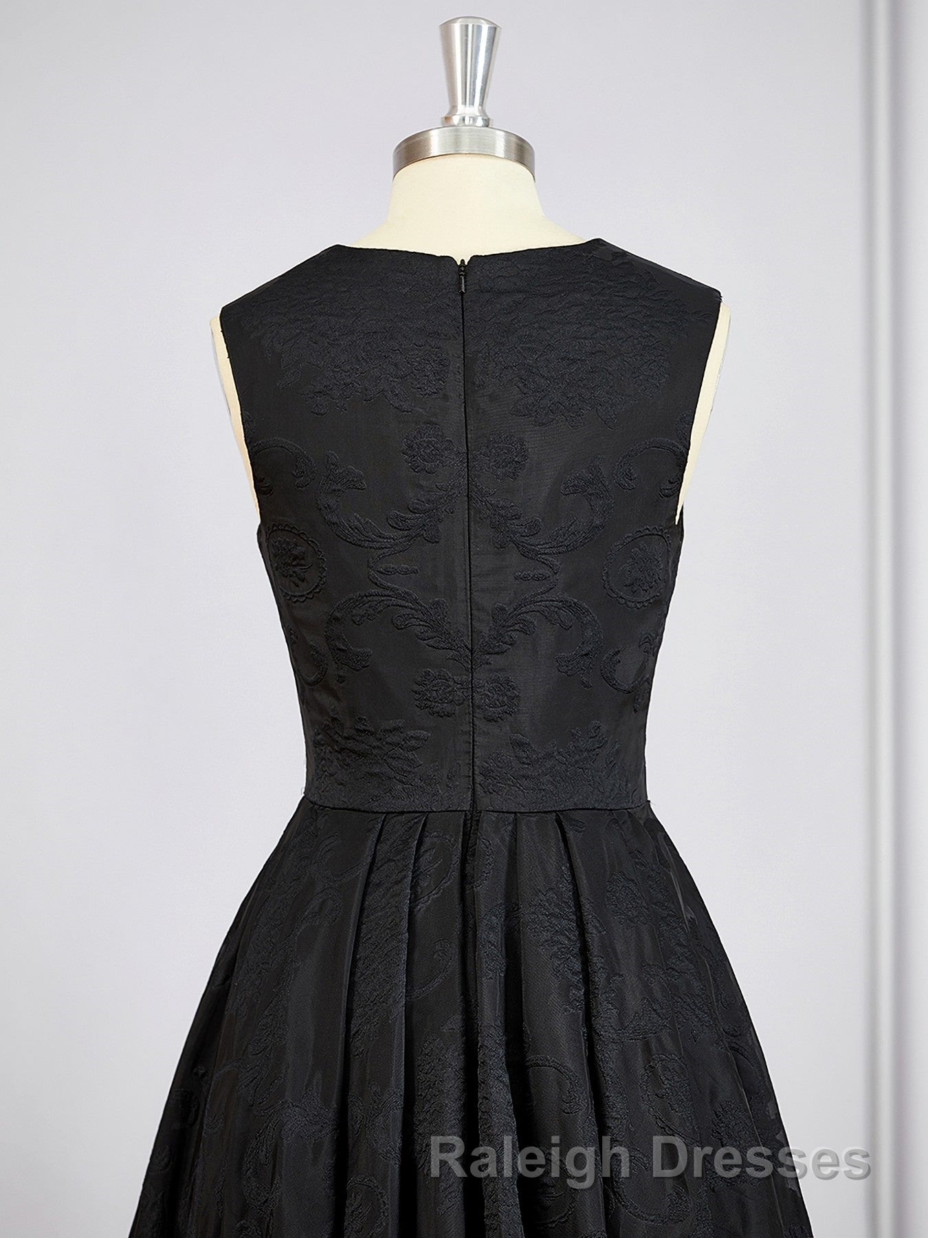 A-Line/Princess Scoop Asymmetrical Lace Mother of the Bride Dresses With Applique