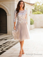 A Line Scoop Knee-Length Tulle Mother of the Bride Dress With Lace Applique