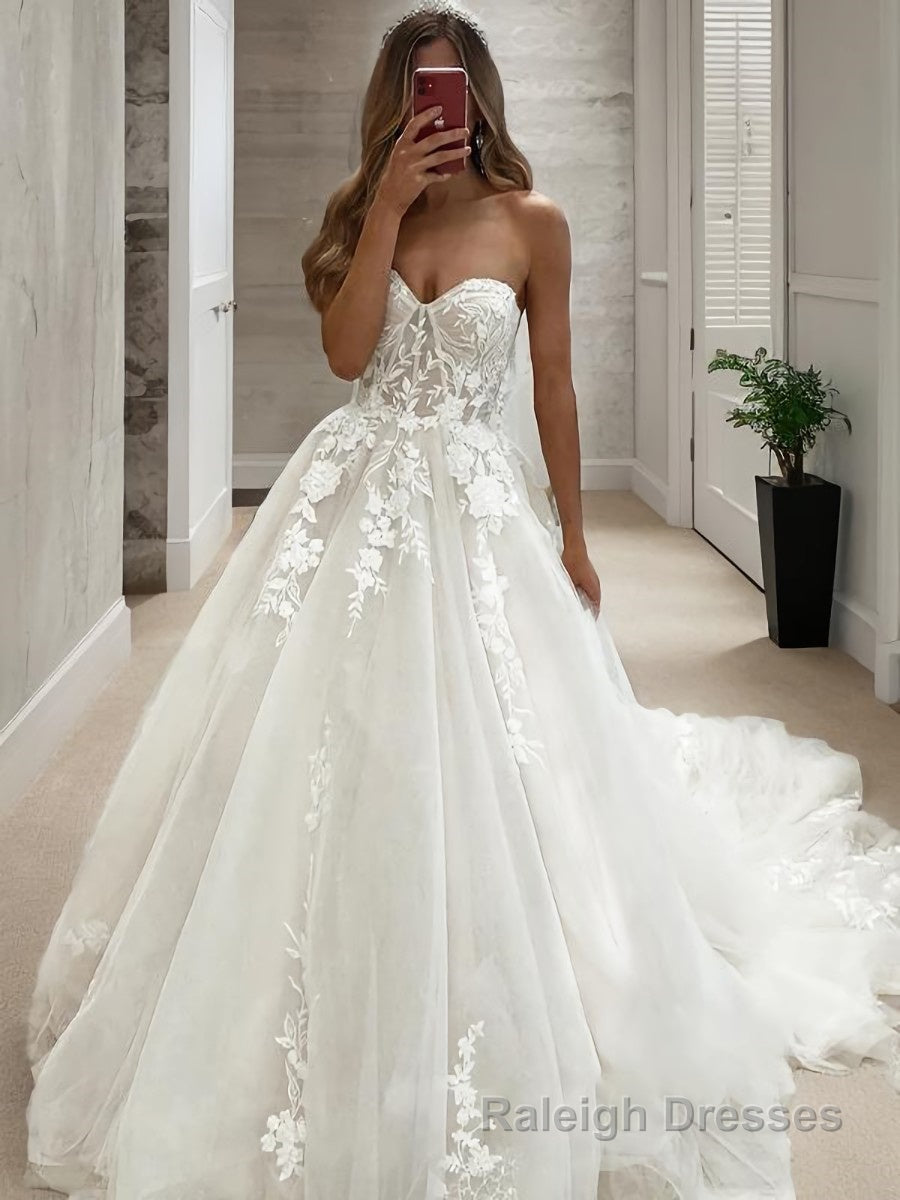 A Line Sweetheart Chapel Train Tulle Wedding Dresses With Appliques Lace Main image