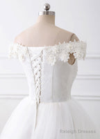 A-Line/Princess Tulle Off-The-Shoulder Appliques Lace Wedding Dress