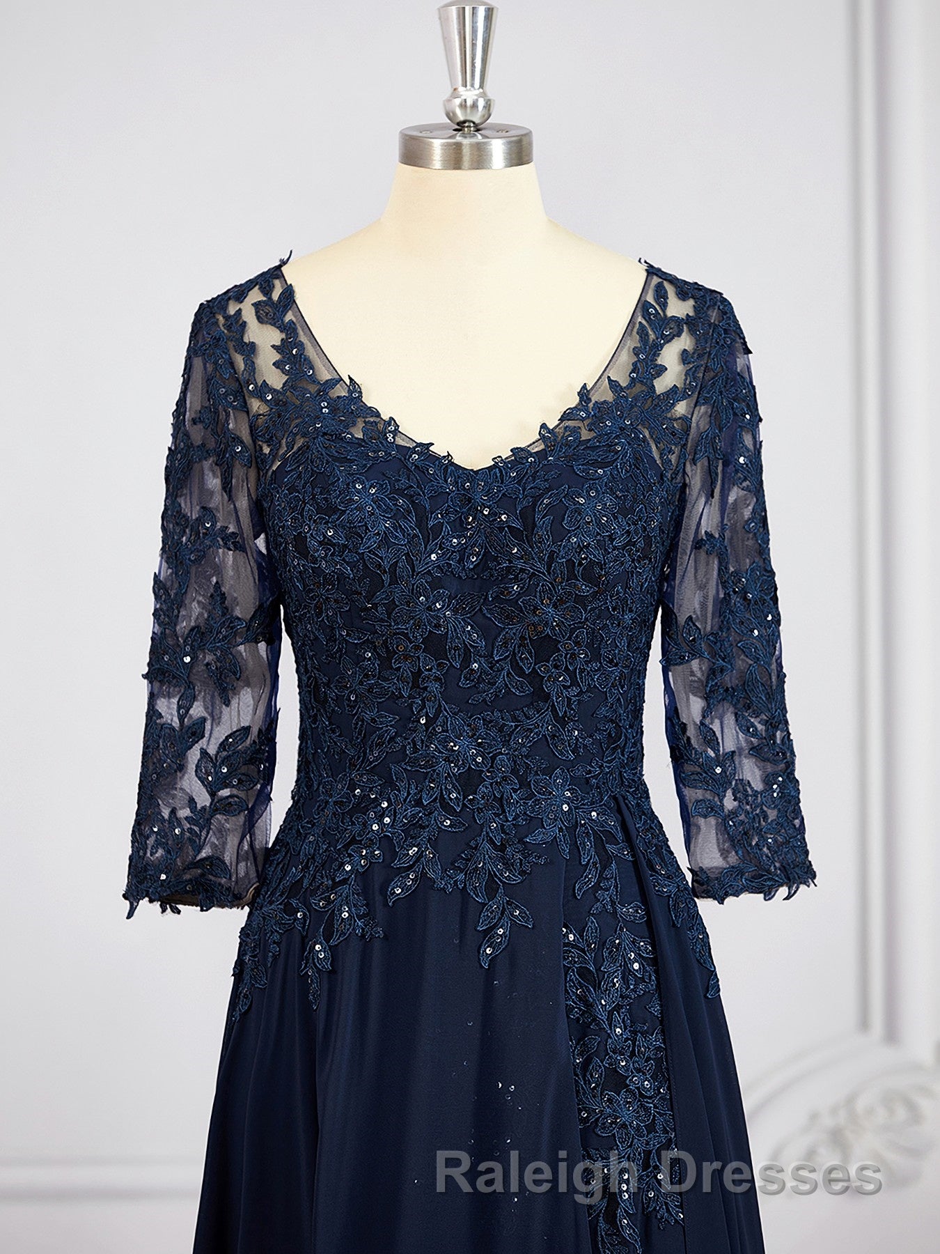 A-Line/Princess V-neck Chiffon Floor-Length Mother of the Bride Dresses With Appliques Lace