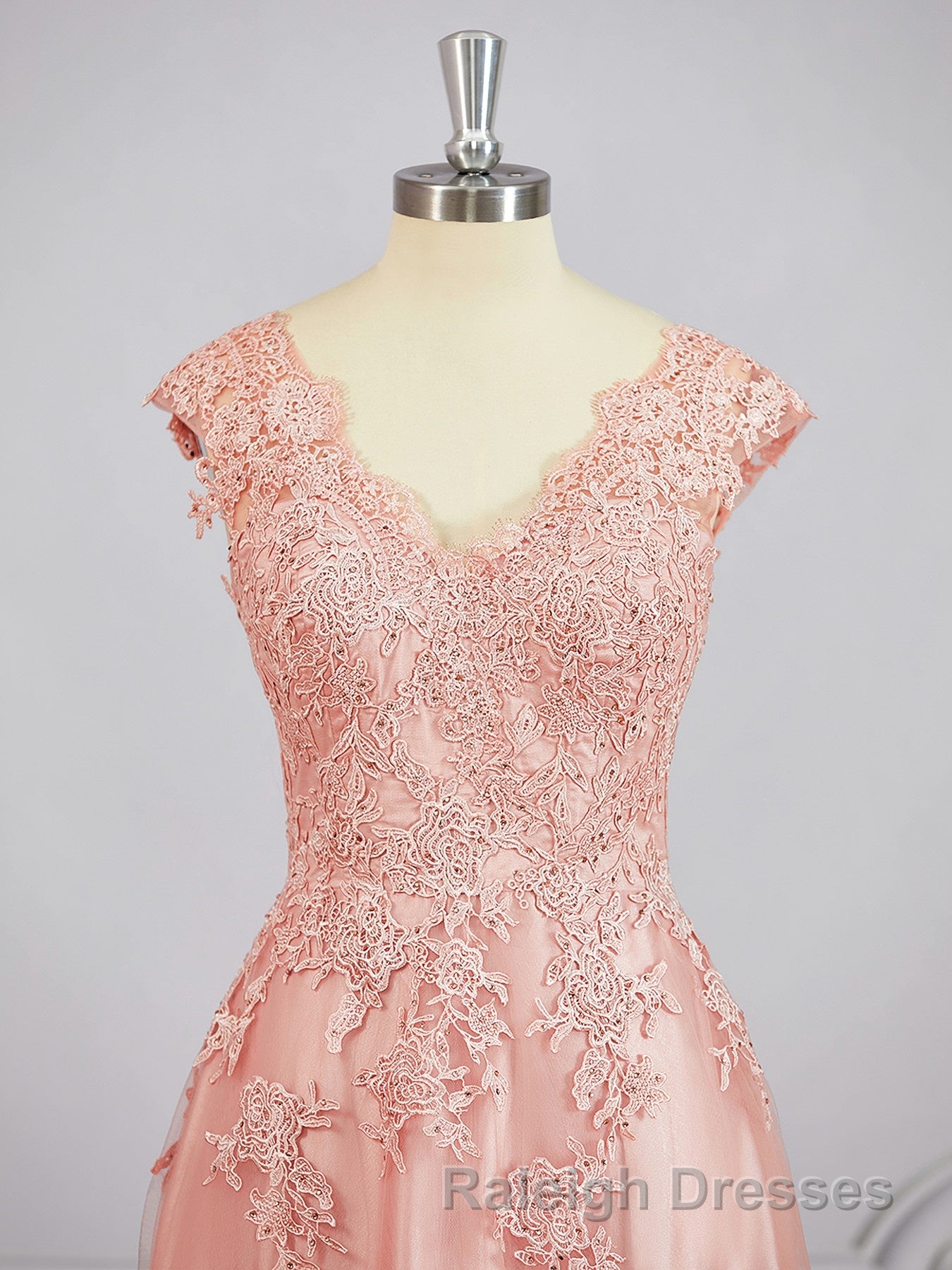 A-Line/Princess V-neck Floor-Length Tulle Mother of the Bride Dresses With Appliques Lace