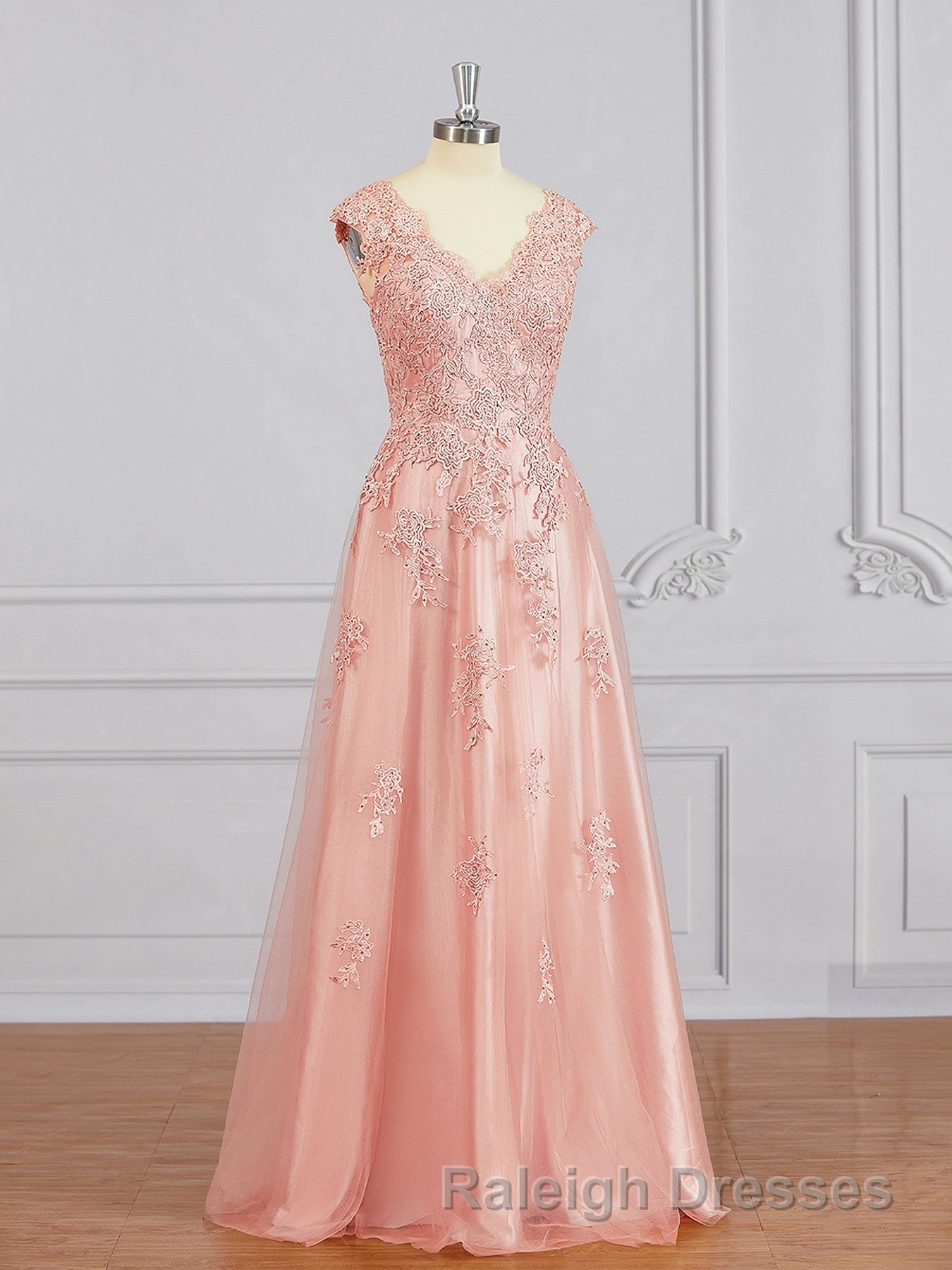 A-Line/Princess V-neck Floor-Length Tulle Mother of the Bride Dresses With Appliques Lace