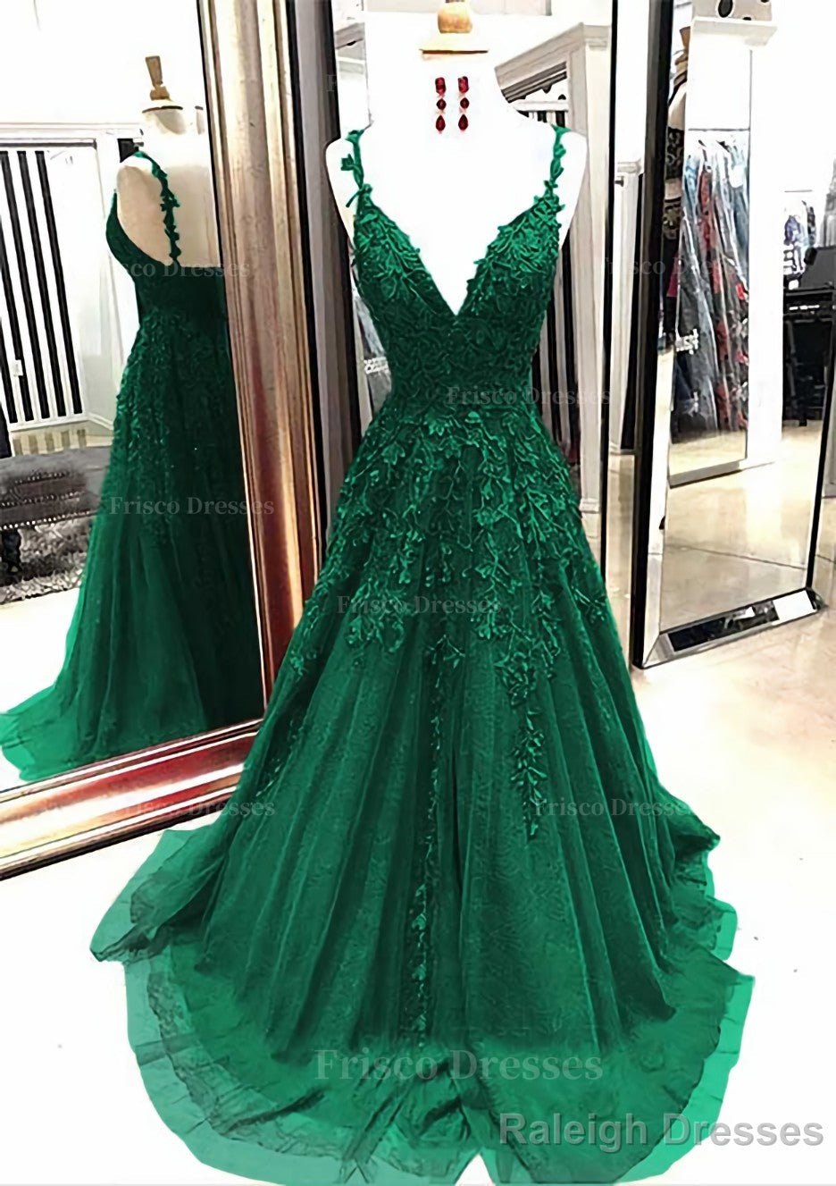 A-line/Princess V Neck Sleeveless Sweep Train Tulle Prom Dresses With Appliqued