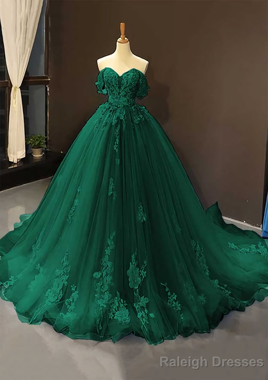 Ball Gown Off-the-Shoulder Sweep Train Tulle Prom Dresses With Appliqued