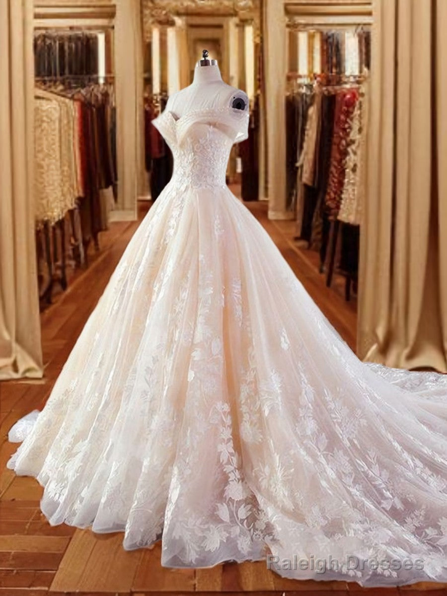 Ball-Gowns Sweetheart Appliques Lace Court Train Lace Wedding Dresses