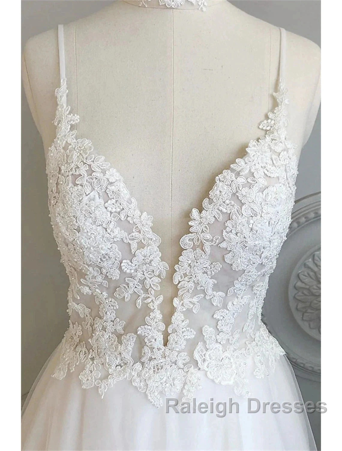 Beach Wedding Dress Court Train A-Line Spaghetti Strap Sweetheart Lace With Buttons Appliques