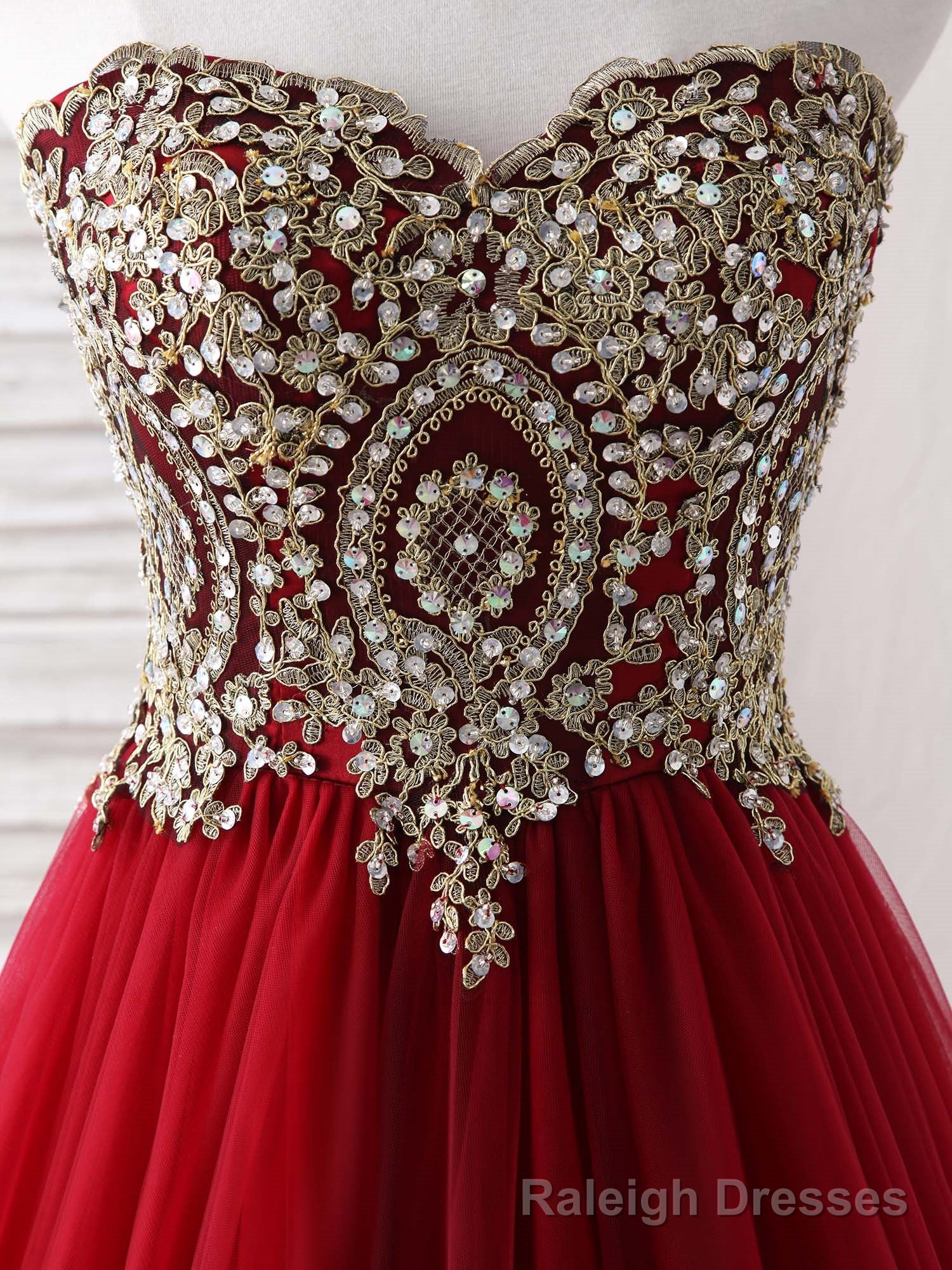 Burgundy Sweetheart Neck Lace Applique Tulle Long Prom Dresses