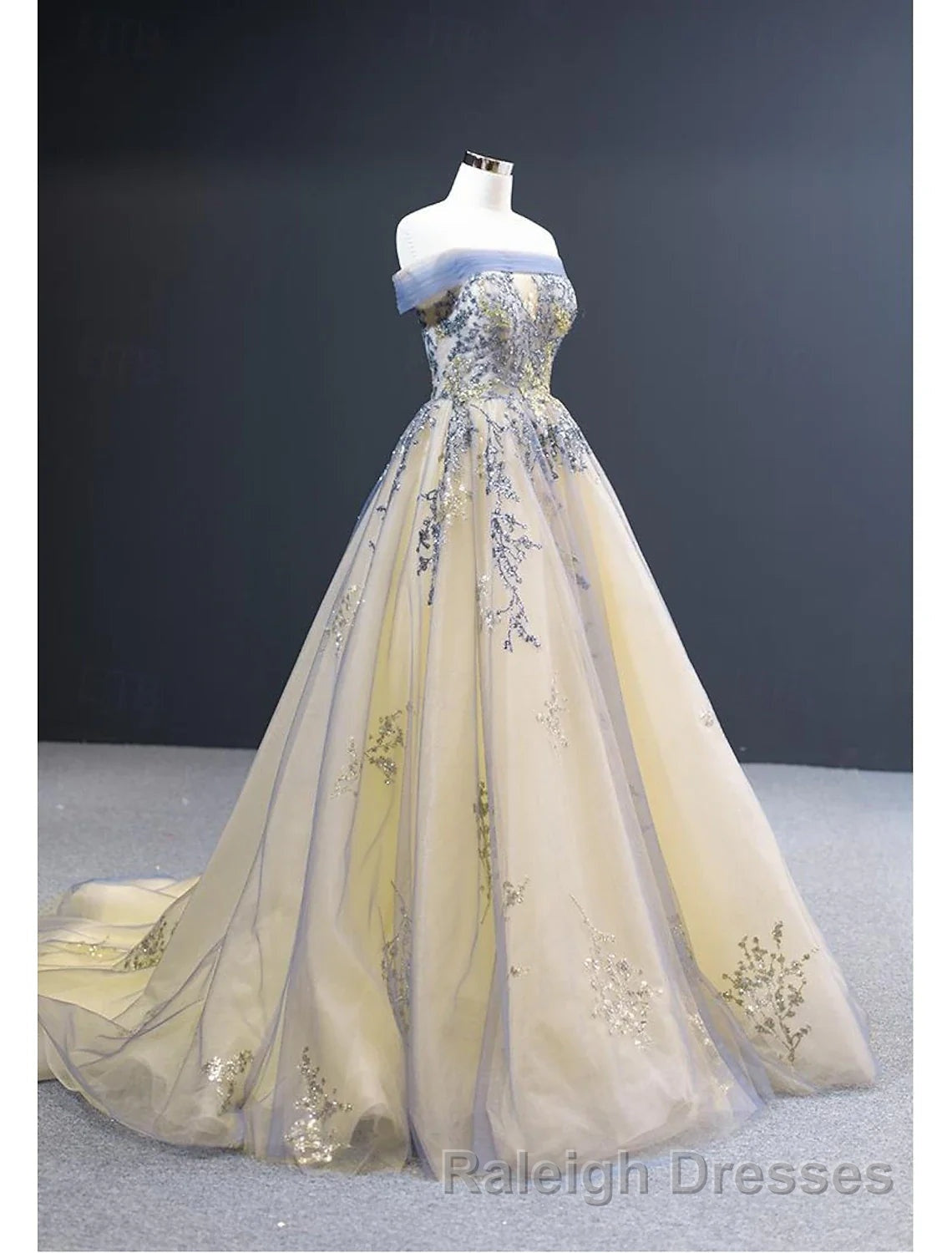 Buyishang A-Line Wedding Guest Dresses Vintage Dress Wedding Sweep / Brush Train Sleeveless V Neck Satin with Pleats