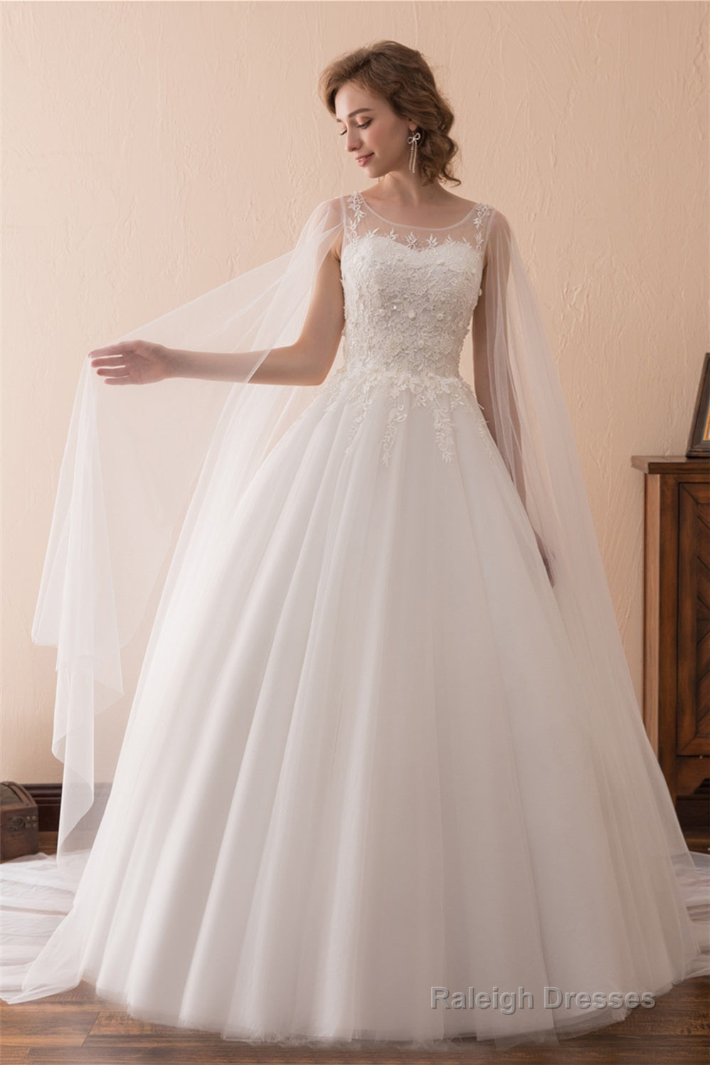 Cape Cloak Tulle Appliques White Wedding Dresses Main image