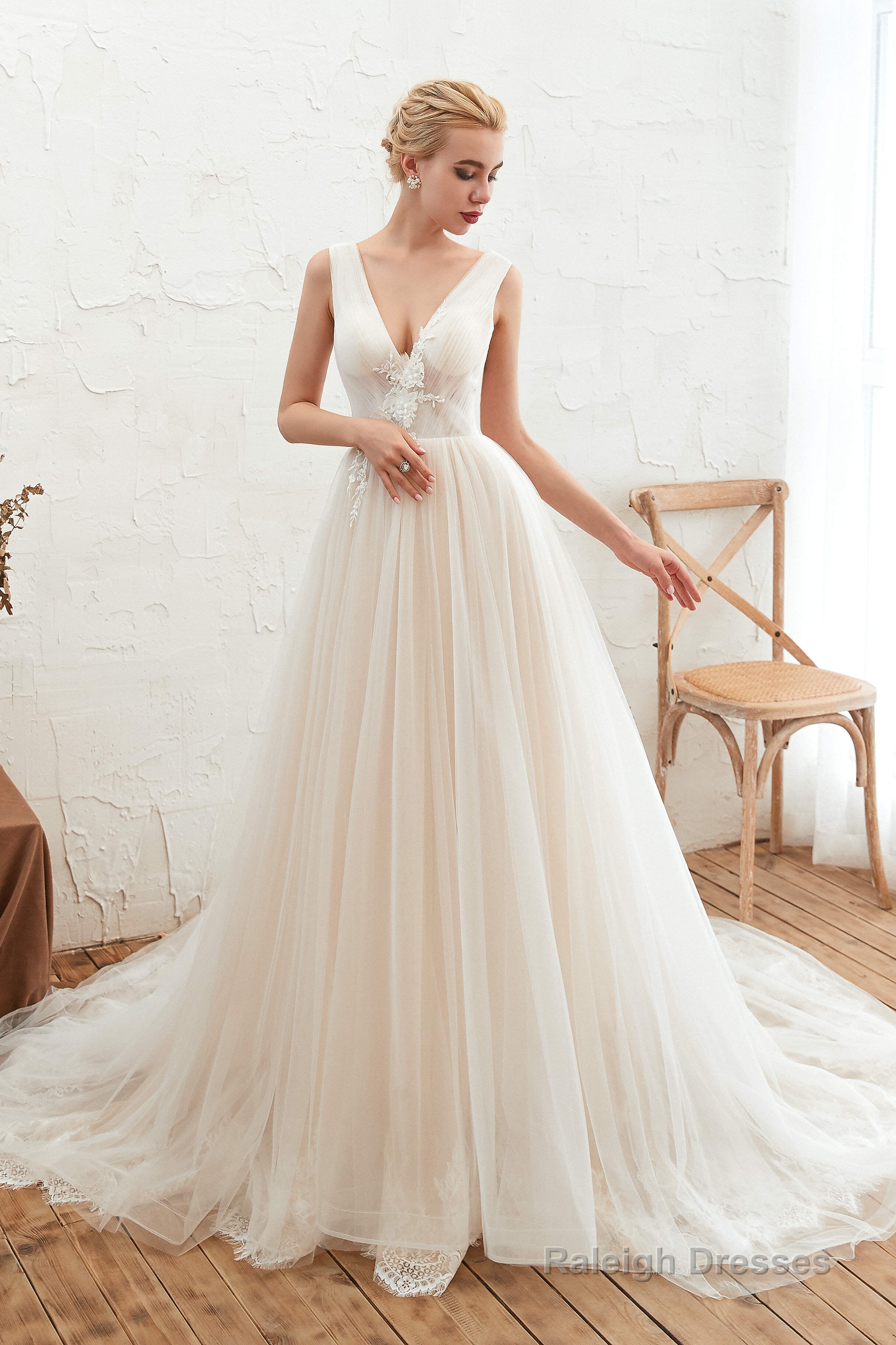 Champange Princess V-neck Lace Tulle Soft Pleats Wedding Dresses with Appliques Secondary image