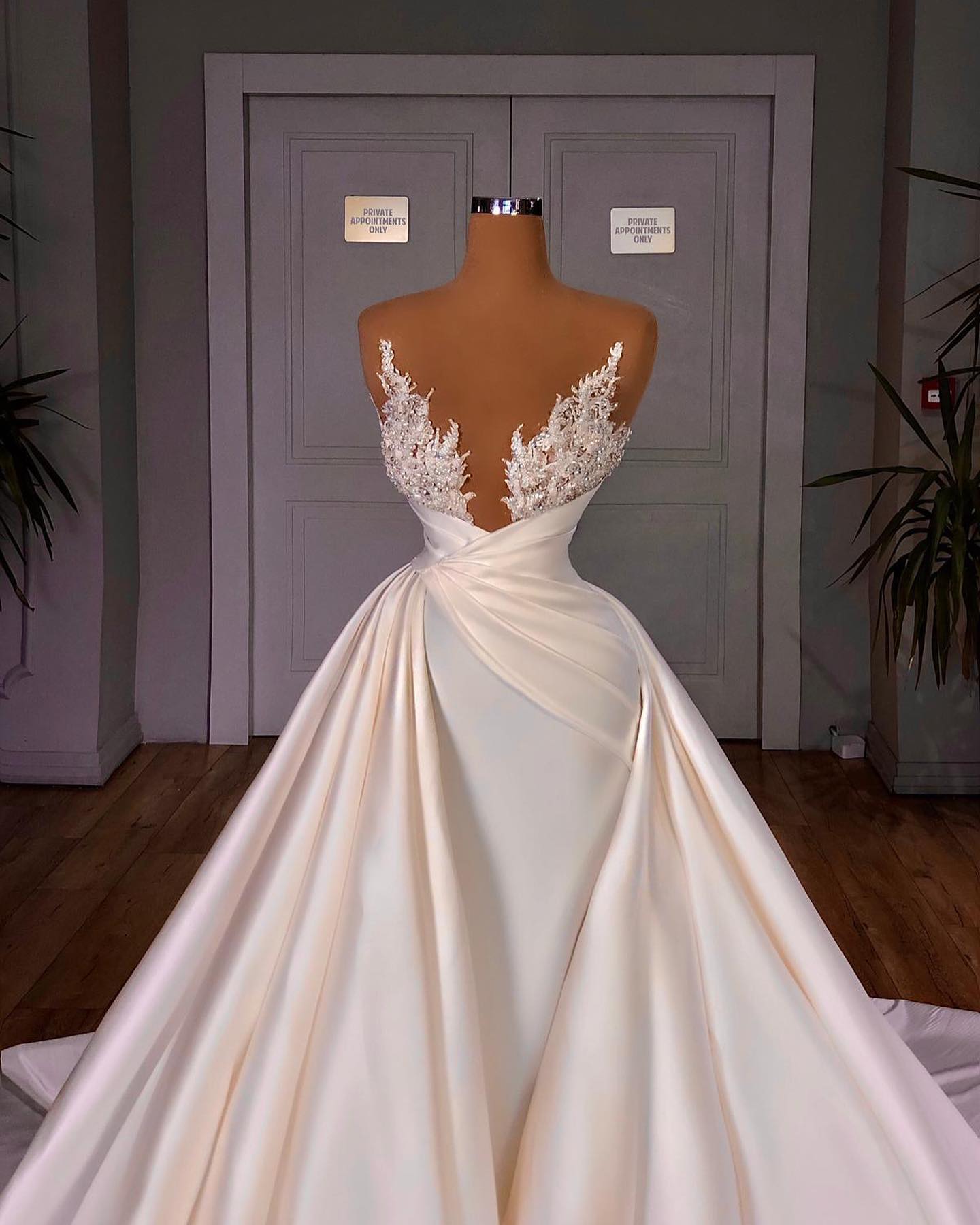 Chic A-Line Cathedral Sleeveless V-Neck Long Wedding Dress Secondary image