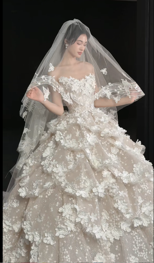 Chic A-Line Long Wedding Dress Tulle Strapless White Bridal Gown Appliques Sleeveless Bridal Dress