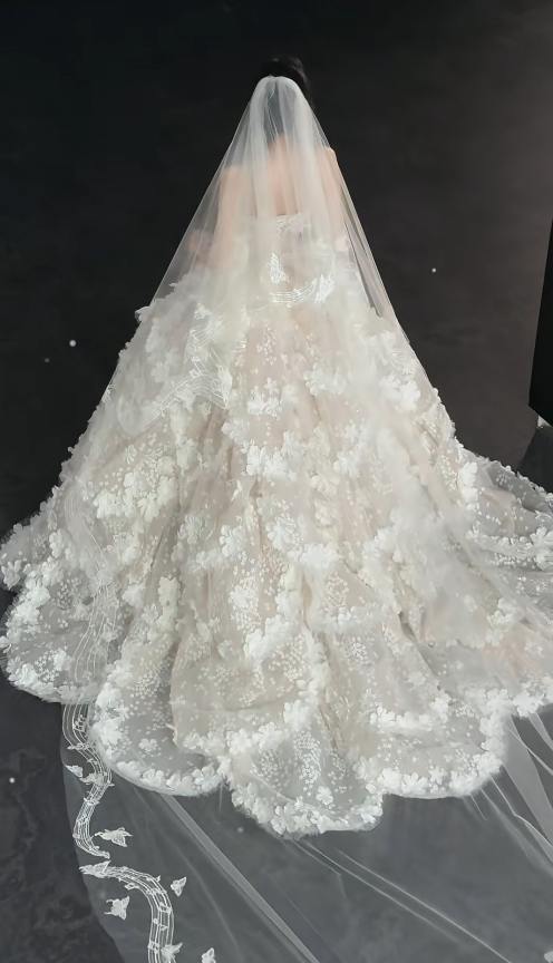 Chic A-Line Long Wedding Dress Tulle Strapless White Bridal Gown Appliques Sleeveless Bridal Dress