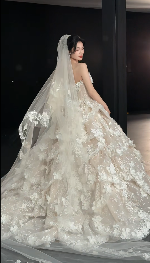 Chic A-Line Long Wedding Dress Tulle Strapless White Bridal Gown Appliques Sleeveless Bridal Dress Main image