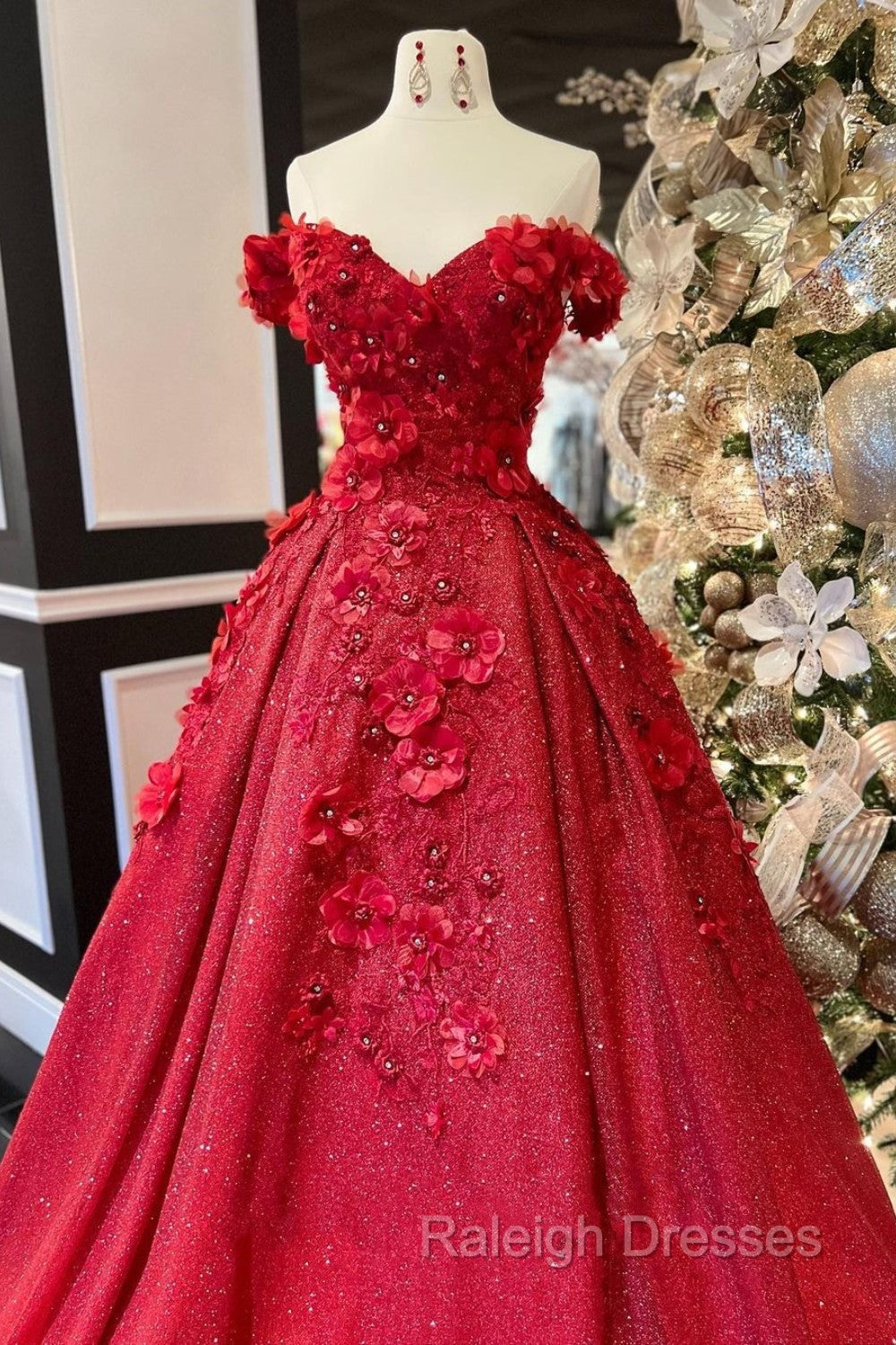 Chic Ball Gown V Neck Beads Appliques Red Off-the-Shoulder Long Quinceanera Dresses With Petticoat Secondary image