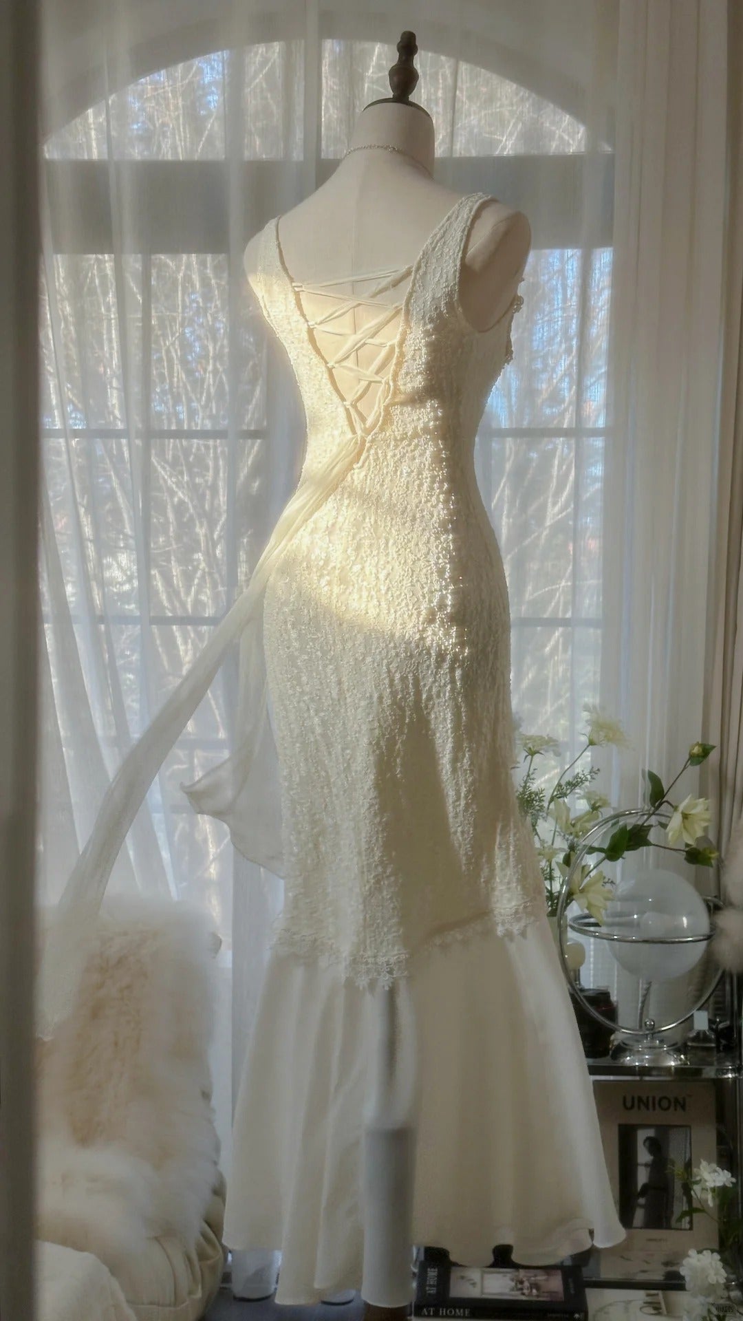 Clean And Elegant White V-Neck Lace Beaded Mermaid Long Formal Prom Dress