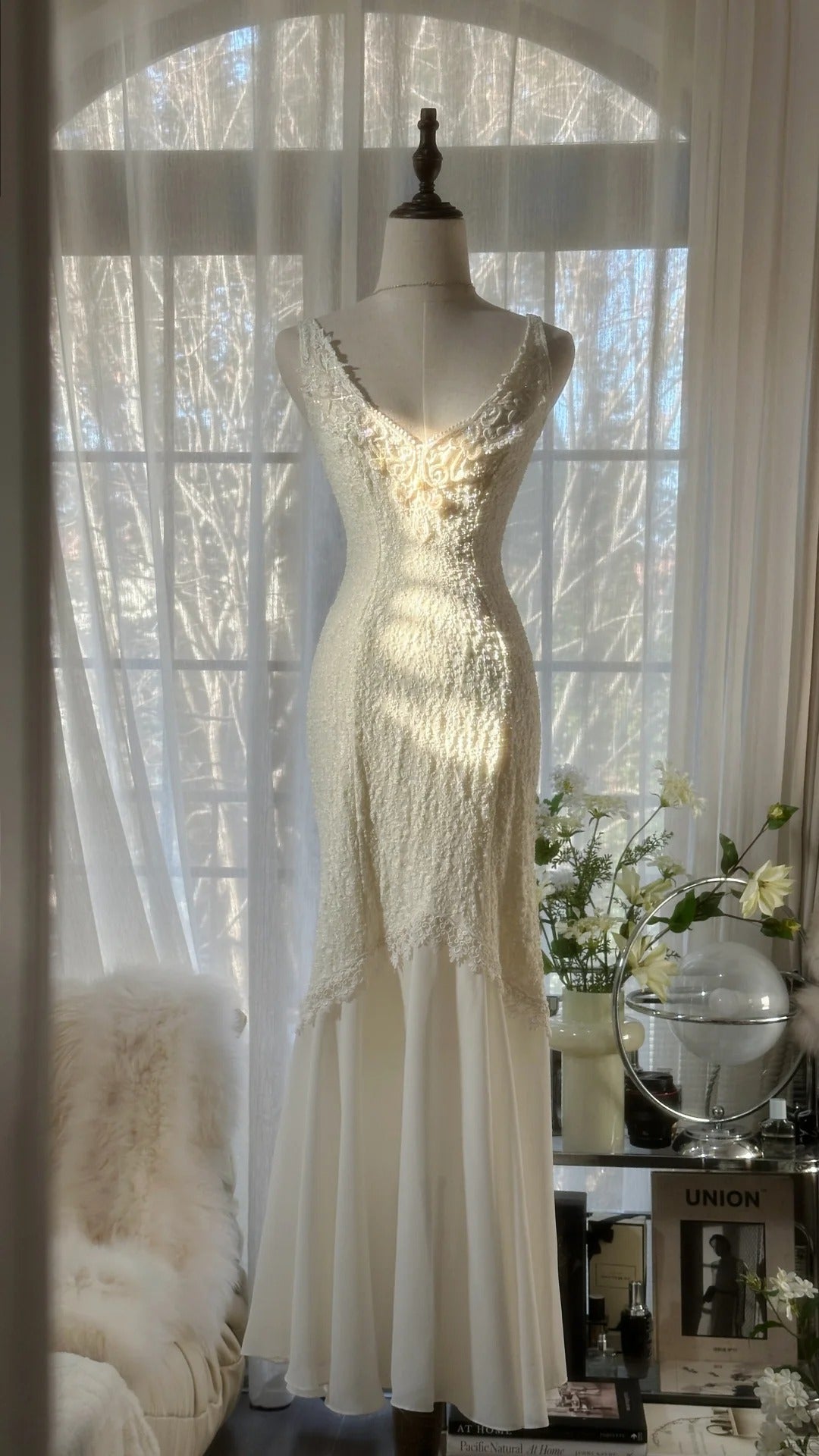 Clean And Elegant White V-Neck Lace Beaded Mermaid Long Formal Prom Dress Main image