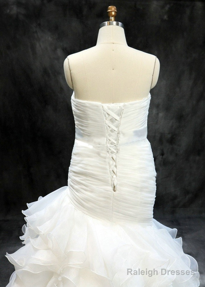 Court Train Sweetheart Sleeveless Wedding Dress