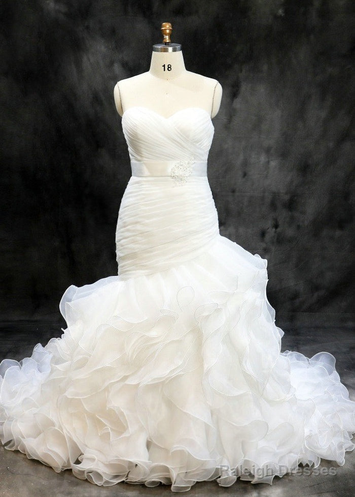 Court Train Sweetheart Sleeveless Wedding Dress