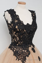 Cute Square Knee-Length Homecoming Dress With Black Lace Appliques