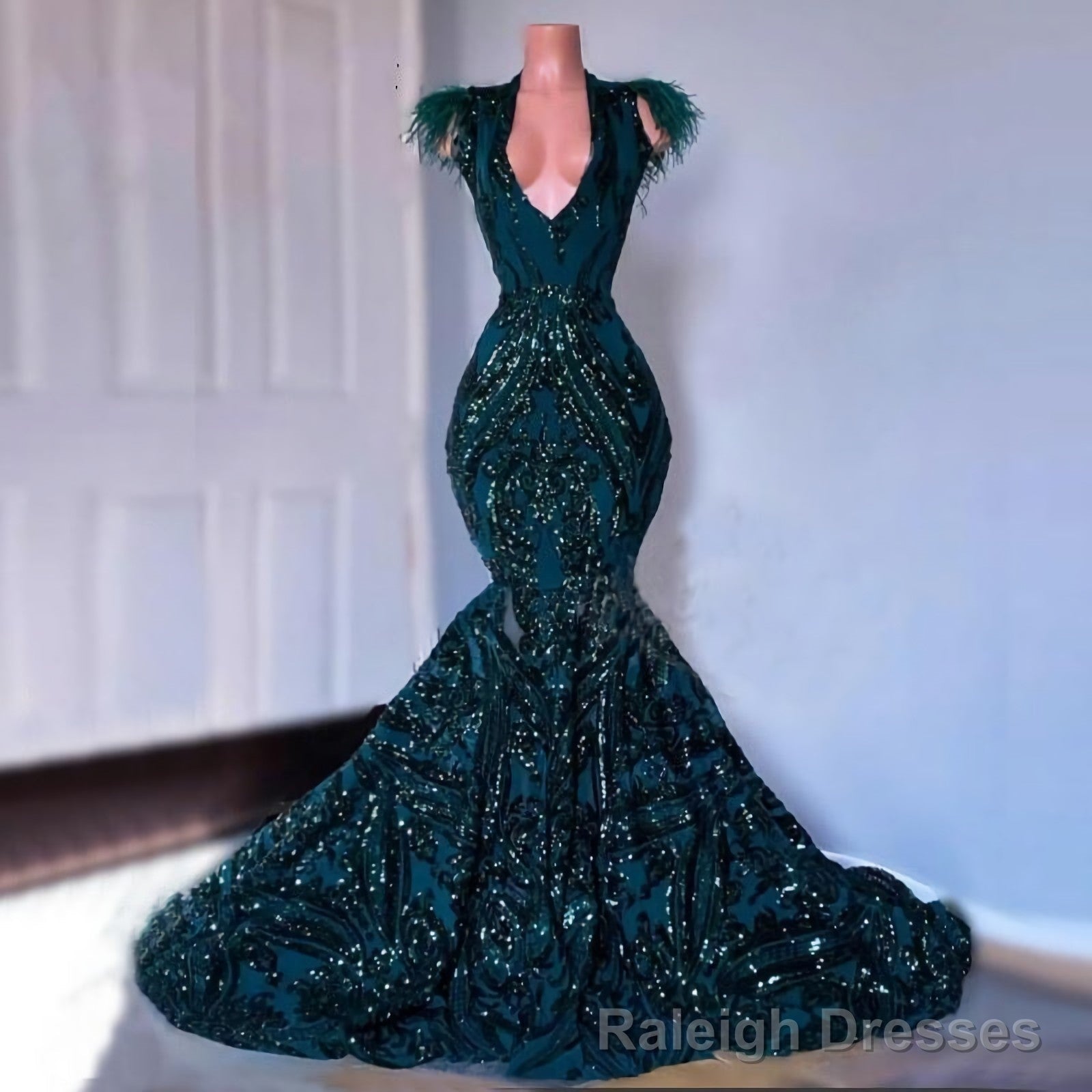 Dark Green Sequined Mermaid Prom Dresses, 2025 For African Black Girls Court Train Feather V Neck Sexy Formal Party Gowns Main image