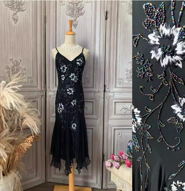 Elegant Black Mermaid Spaghetti Strap V-Neck Beaded Chiffon Long Formal Prom Dress Main image