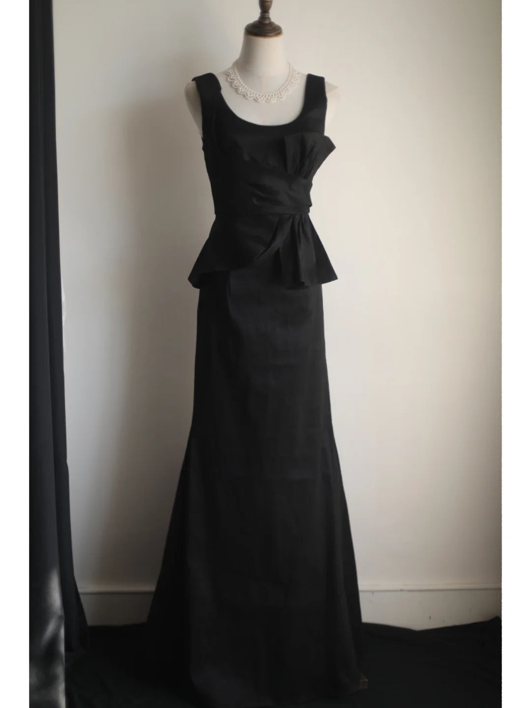 Elegant Black Pleated U-Neck Mermaid Satin Long Formal Prom Dress Main image