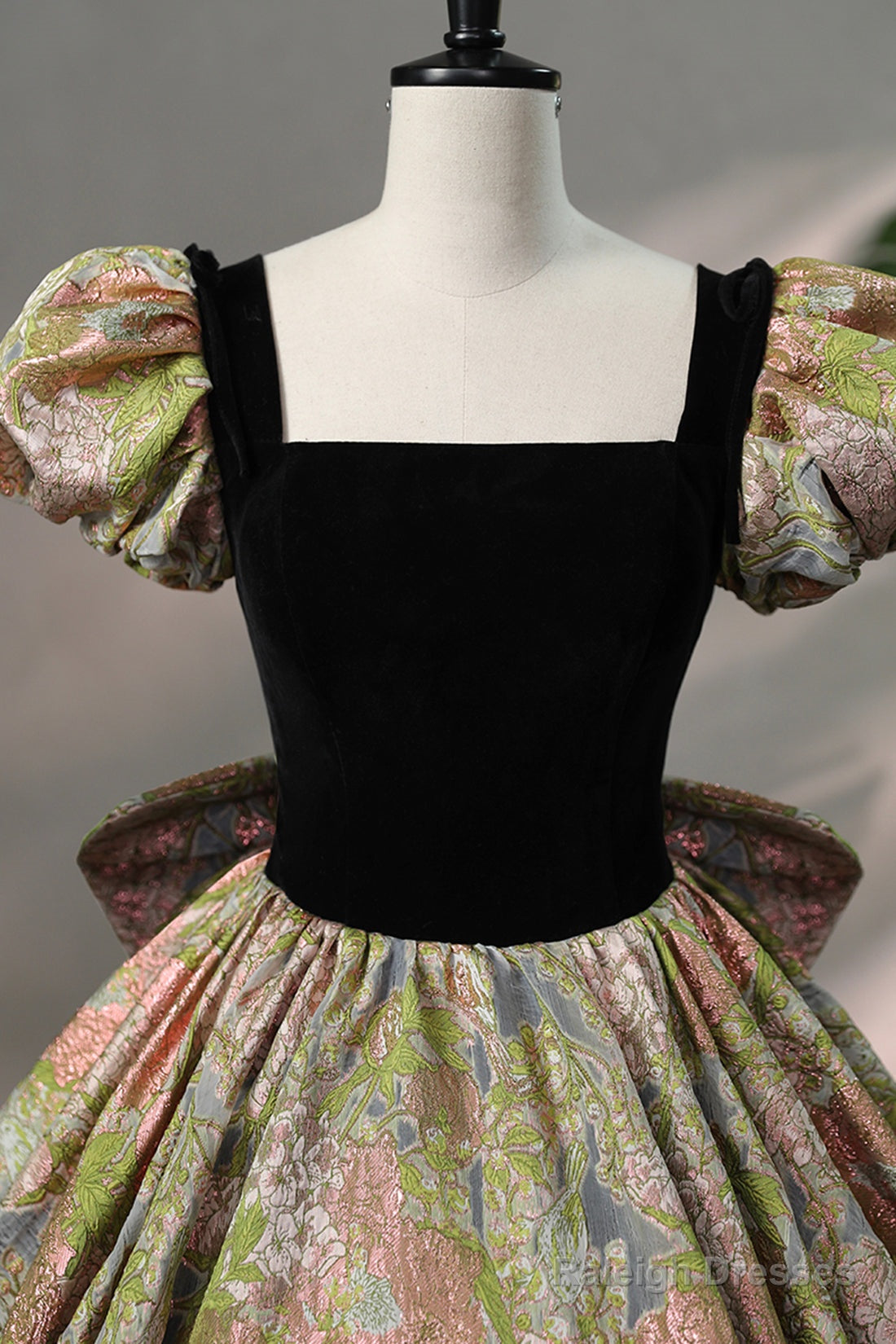 Elegant Black Puffy Short Sleeve Floor Length Prom Dresses A-Line Floral Pattern Prom Dresses