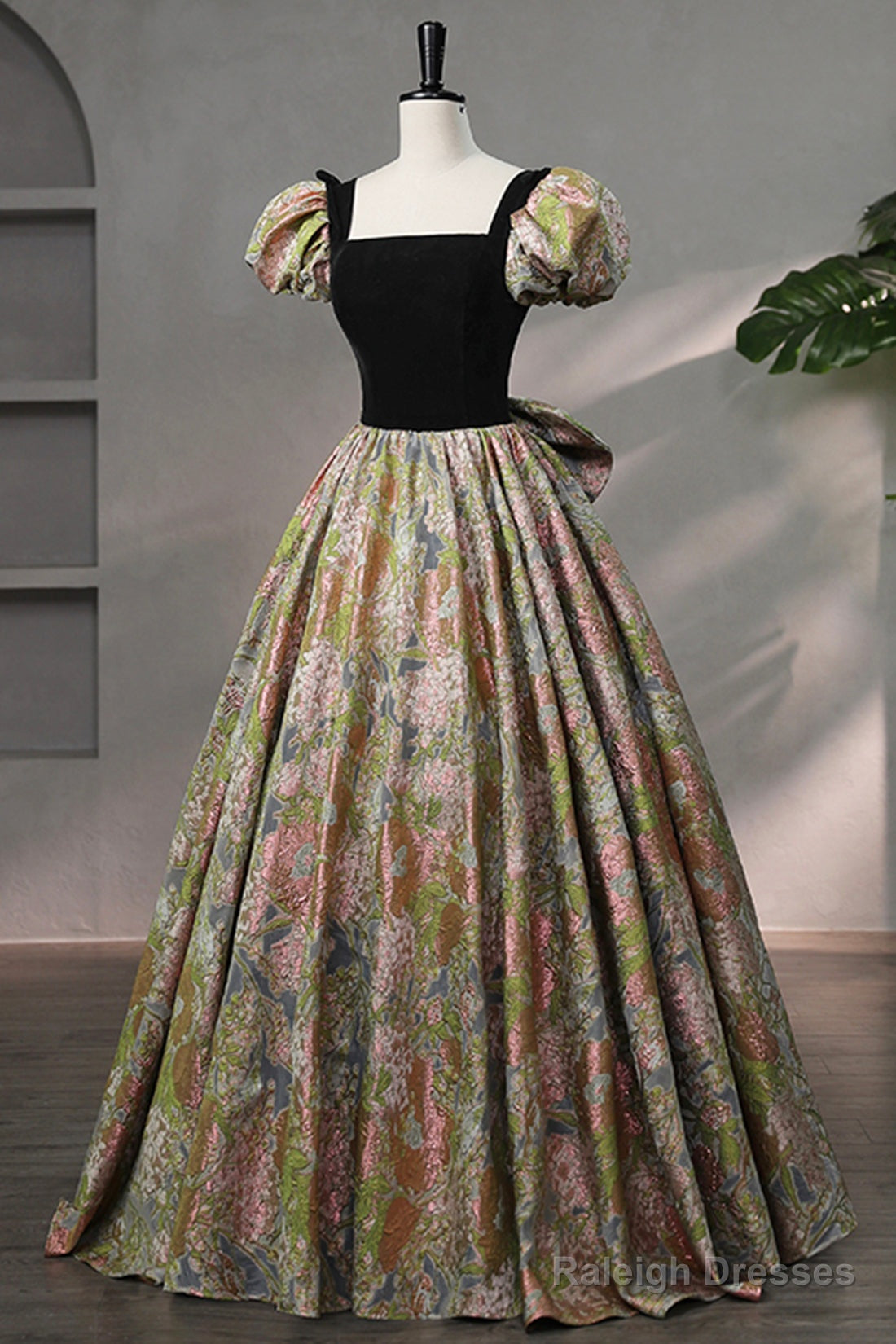 Elegant Black Puffy Short Sleeve Floor Length Prom Dresses A-Line Floral Pattern Prom Dresses