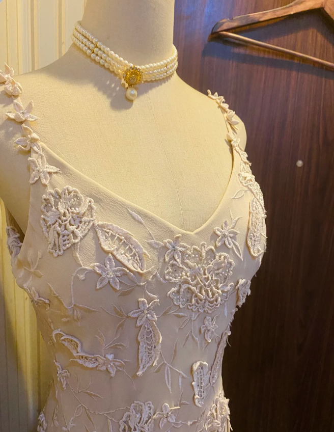 Elegant Ivory Deep V Halter-Neck Irregular Lace Formal Prom Dress