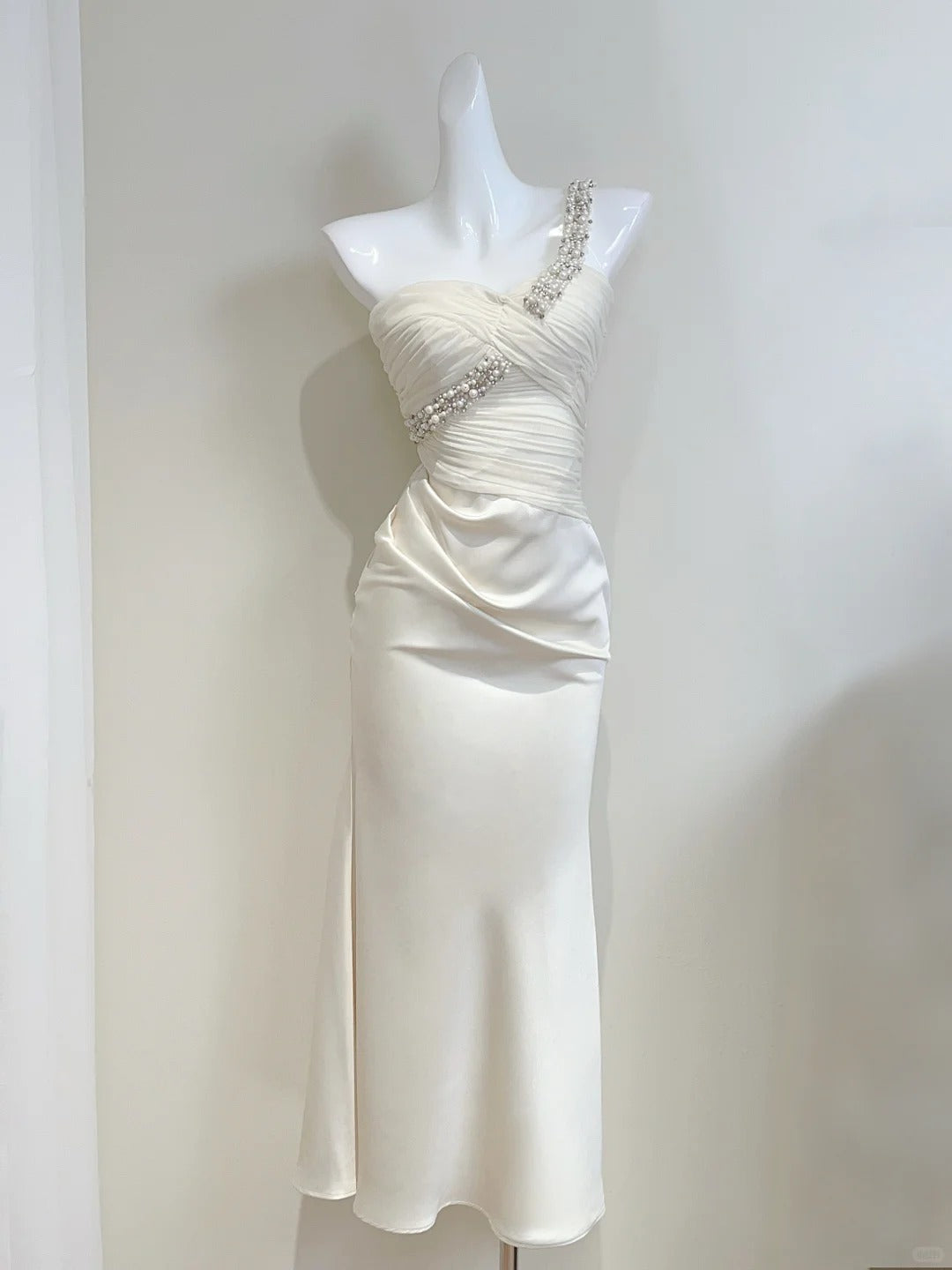 Elegant Ivory Mermaid One-Shoulder Neckline Pearl Rhinestone Satin Long Formal Prom Dress Bridesmaid Dress Main image