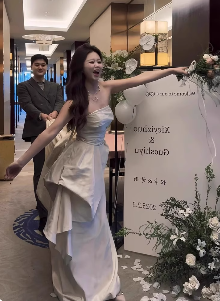 Elegant Ivory Strapless High-Slit Satin Train Formal Prom Dress Wedding Dress