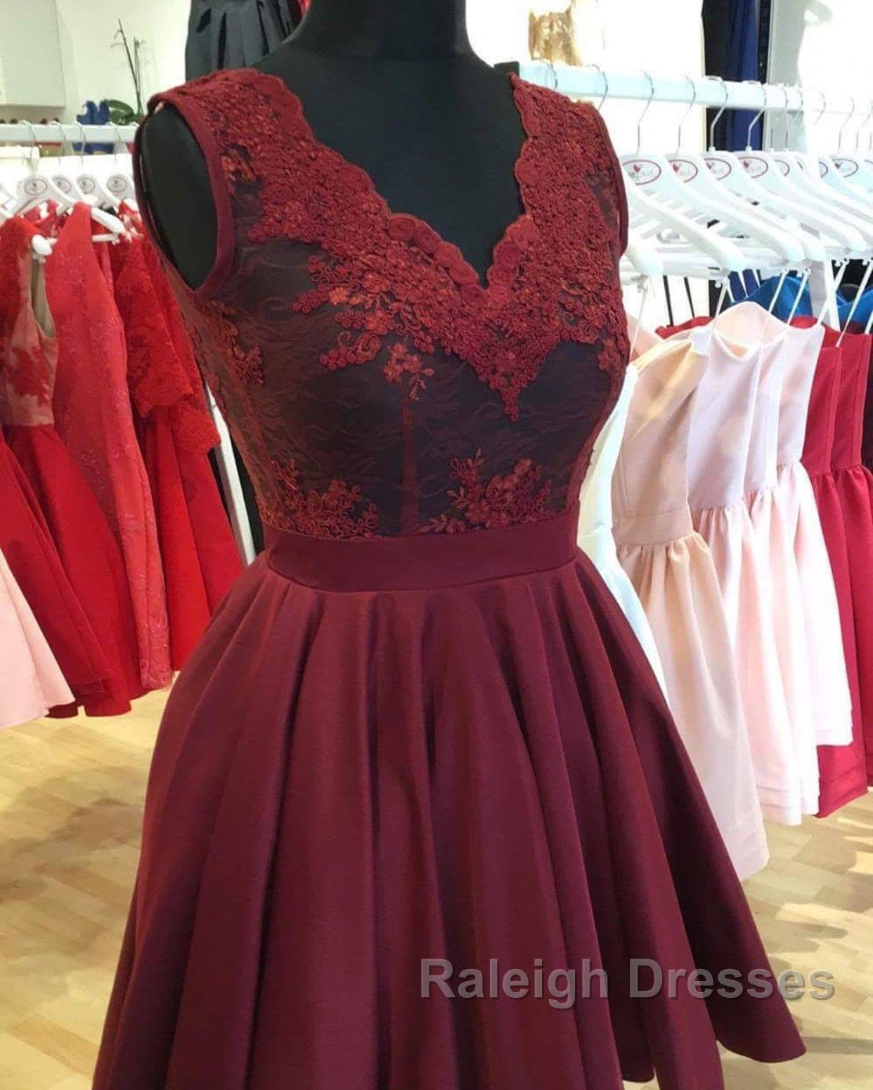 Elegant Lace V-Neck Cap Sleeves Homecoming Dresses Short Cocktail Dress