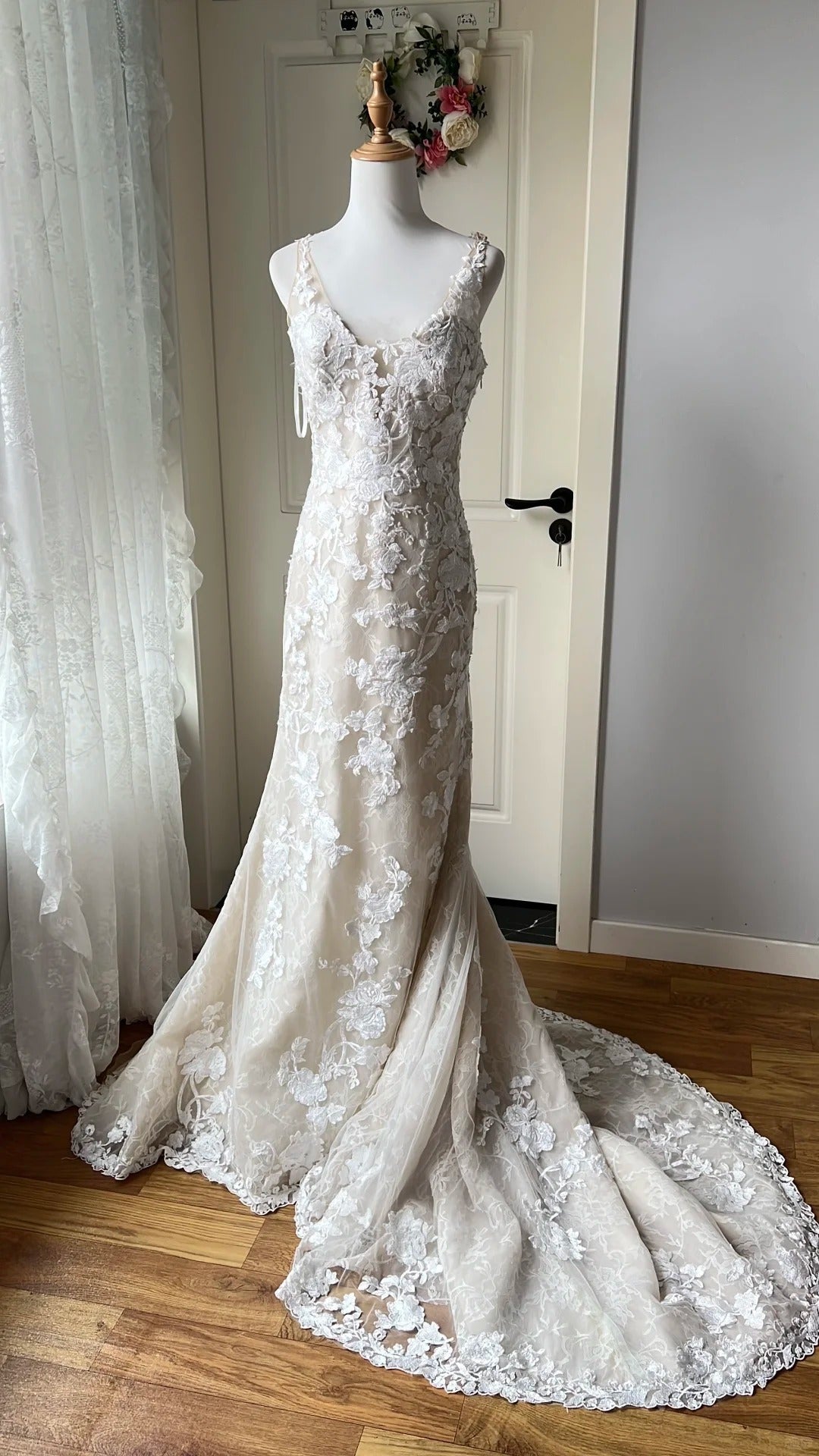 Elegant Retro Ivory Mermaid V-Neck Halter Lace Train Formal Prom Dress Wedding Dress Secondary image