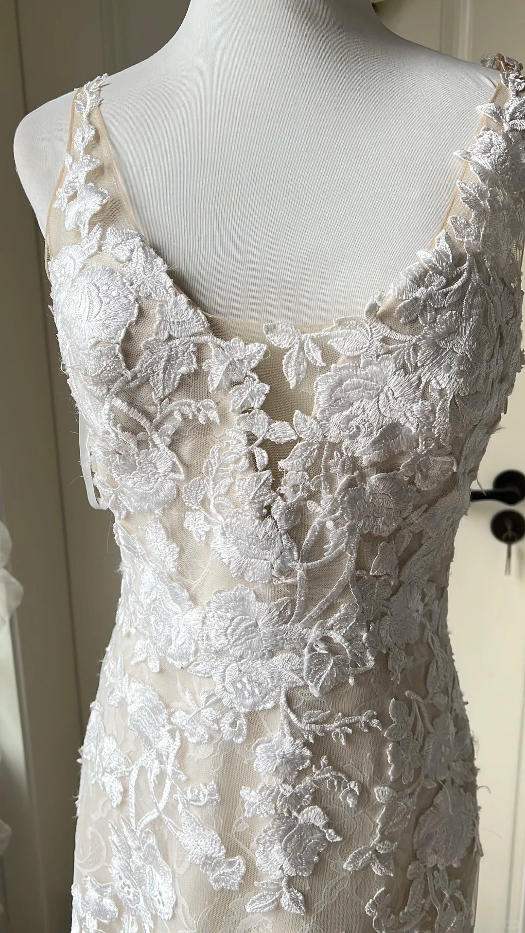 Elegant Retro Ivory Mermaid V-Neck Halter Lace Train Formal Prom Dress Wedding Dress