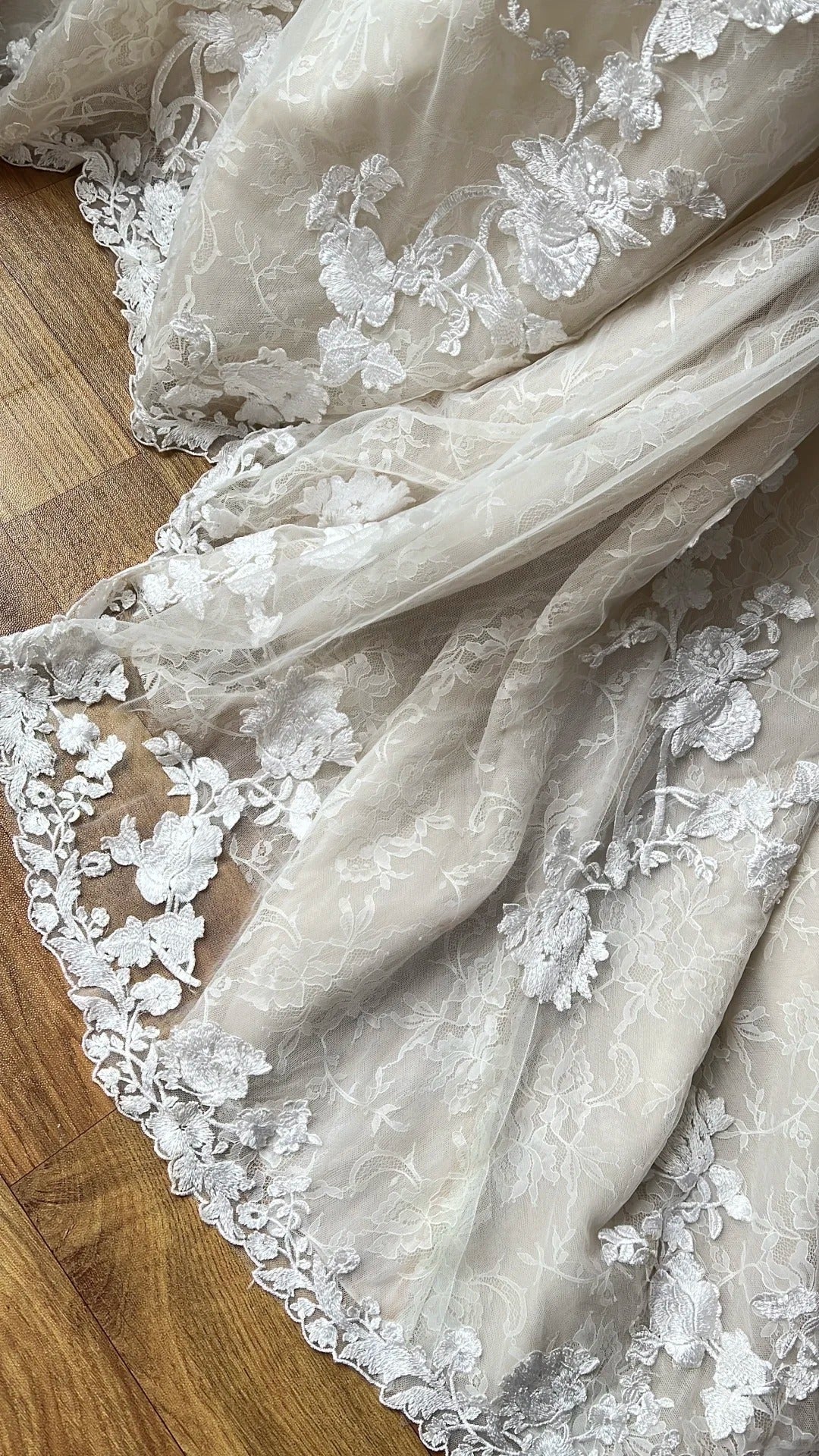 Elegant Retro Ivory Mermaid V-Neck Halter Lace Train Formal Prom Dress Wedding Dress