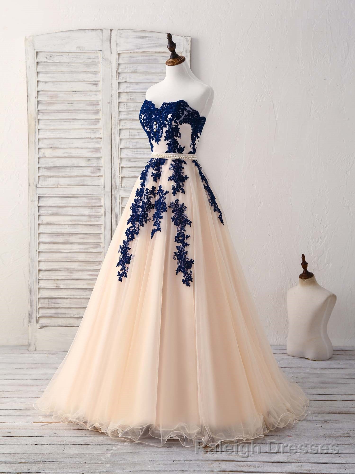 Elegant Sweetheart Tulle Lace Applique Blue Long Prom Dresses Secondary image