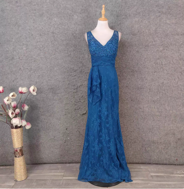Elegant Vintage Royal Blue V-Neck Lace Long Formal Prom Dress Main image