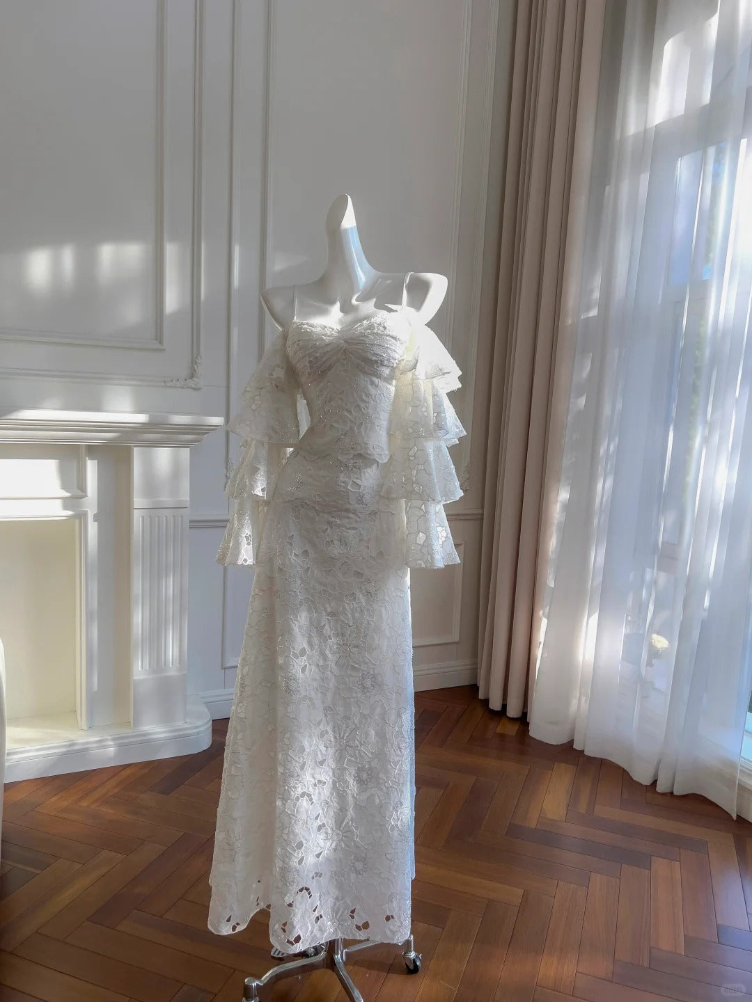 Elegant White Mermaid Strapless Off-The-Shoulder Lace Long Formal Prom Dress Main image